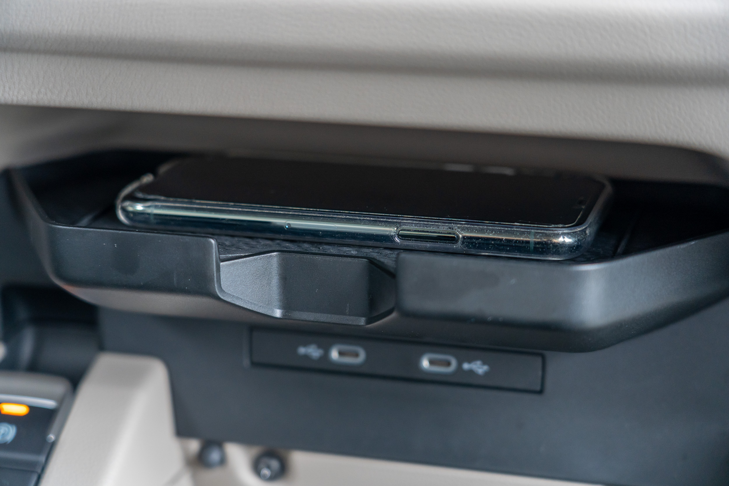 無配置 Qi 智慧型裝置無線充電,是較為可惜之處。