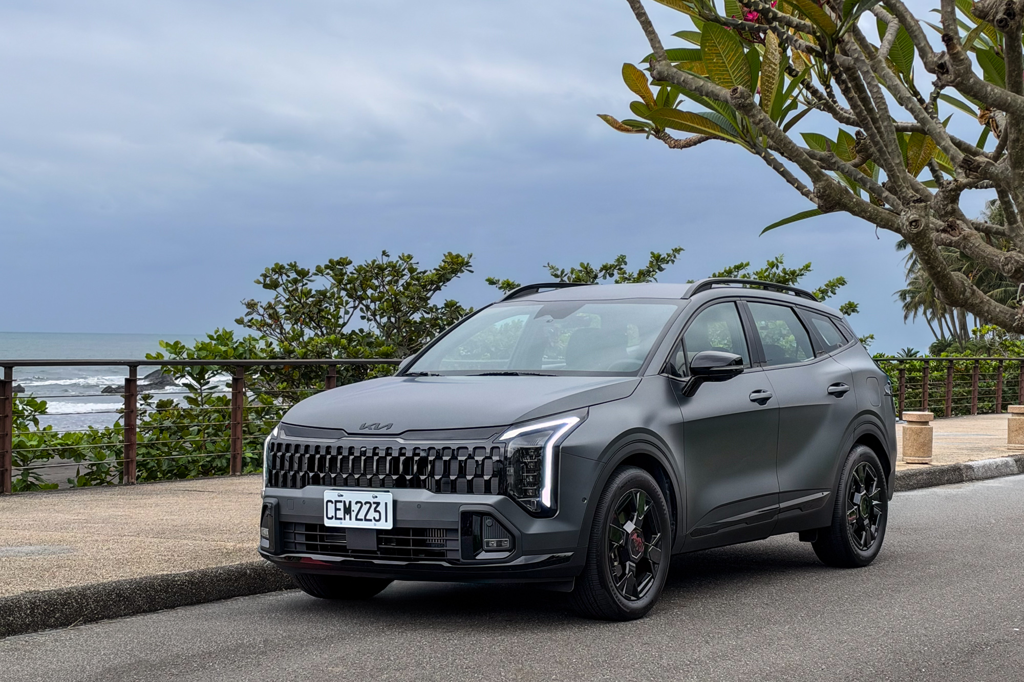 停於海岸線上的Sportage X-line 4WD，個性且充滿運動氣息的造型，相當搶眼。