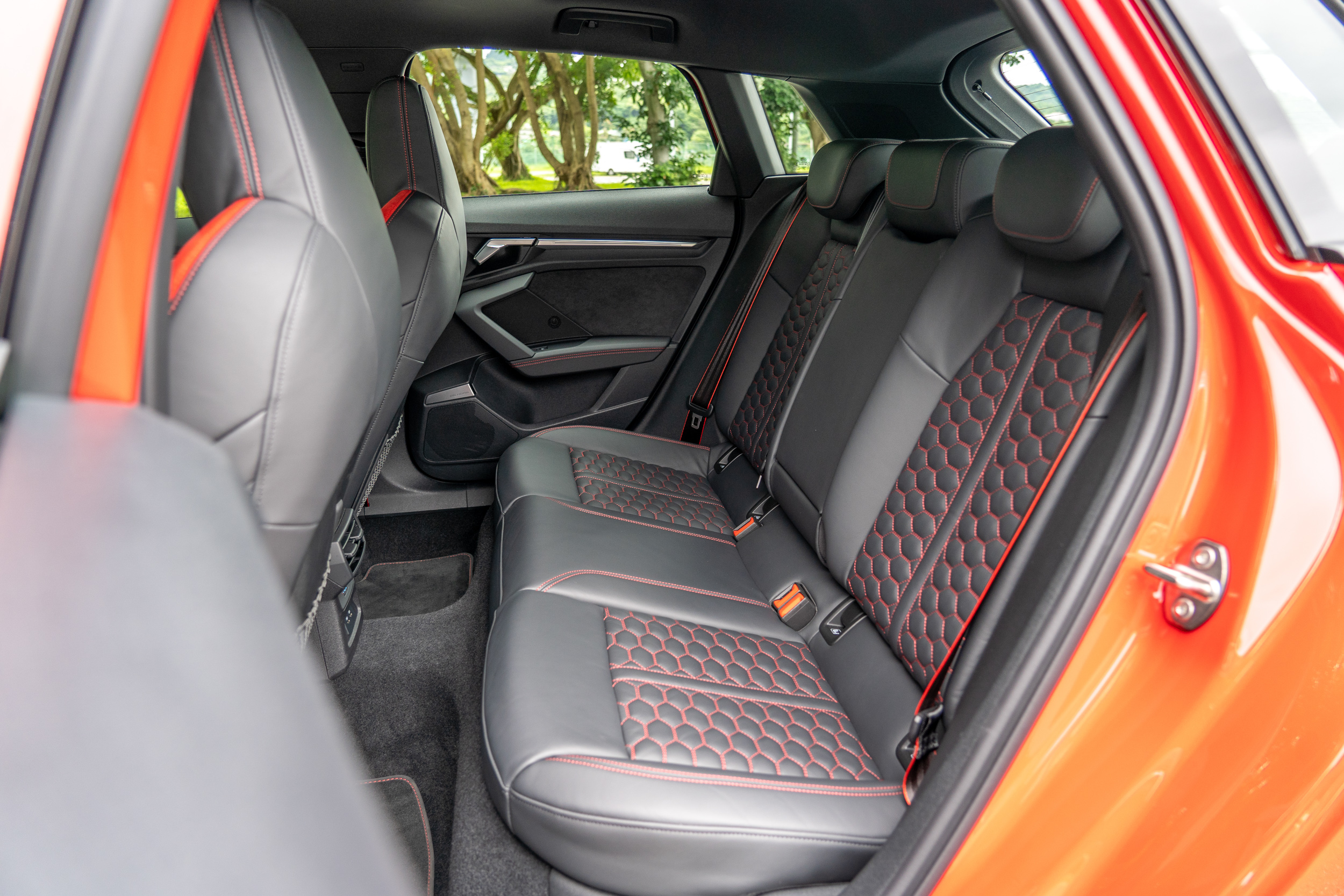 後座確實因為前方兩張跑車座椅,空間上會稍感侷促一些。