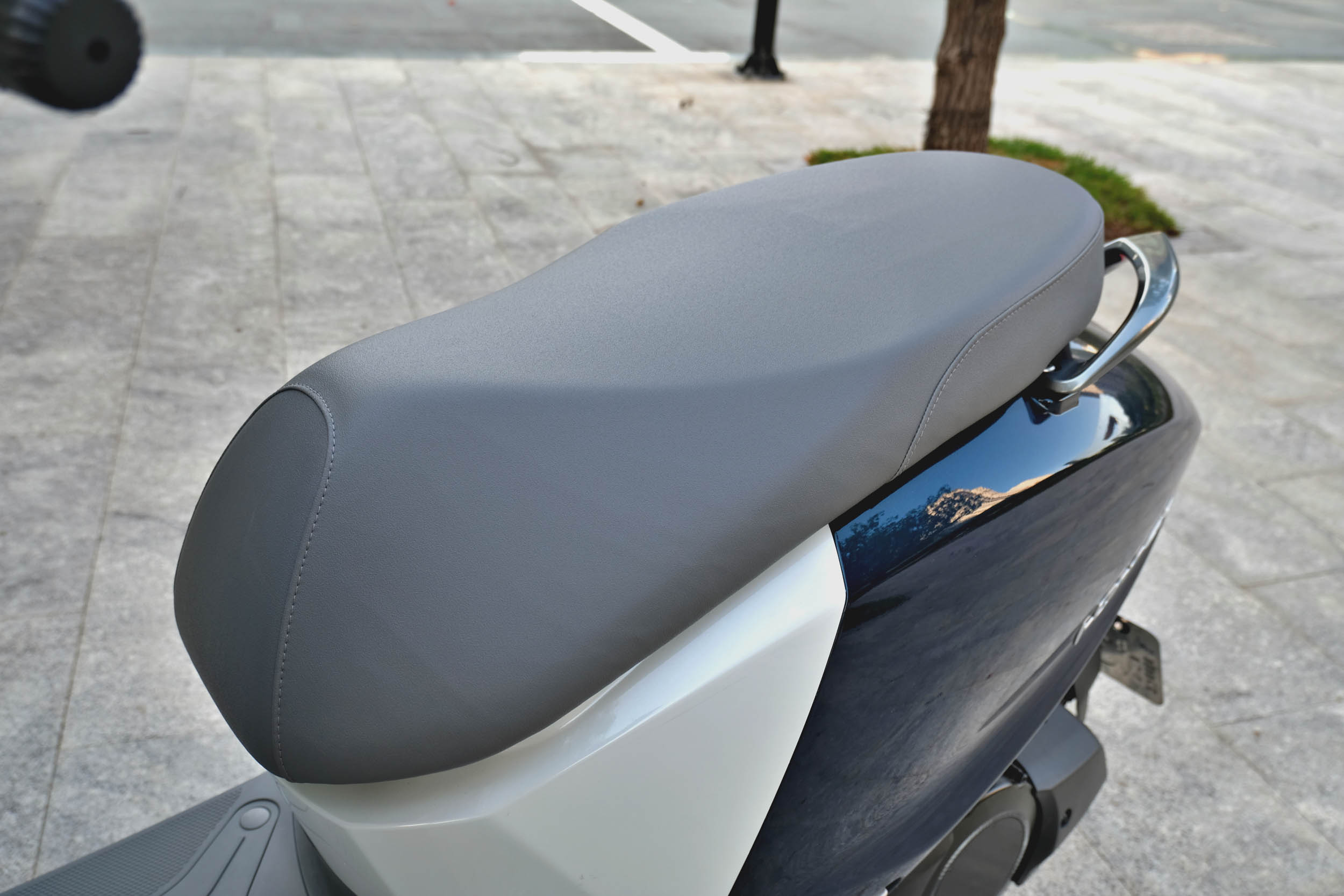 加長的椅墊就算是兩名成年男子乘坐也不覺擁擠,舒適度大幅提升。