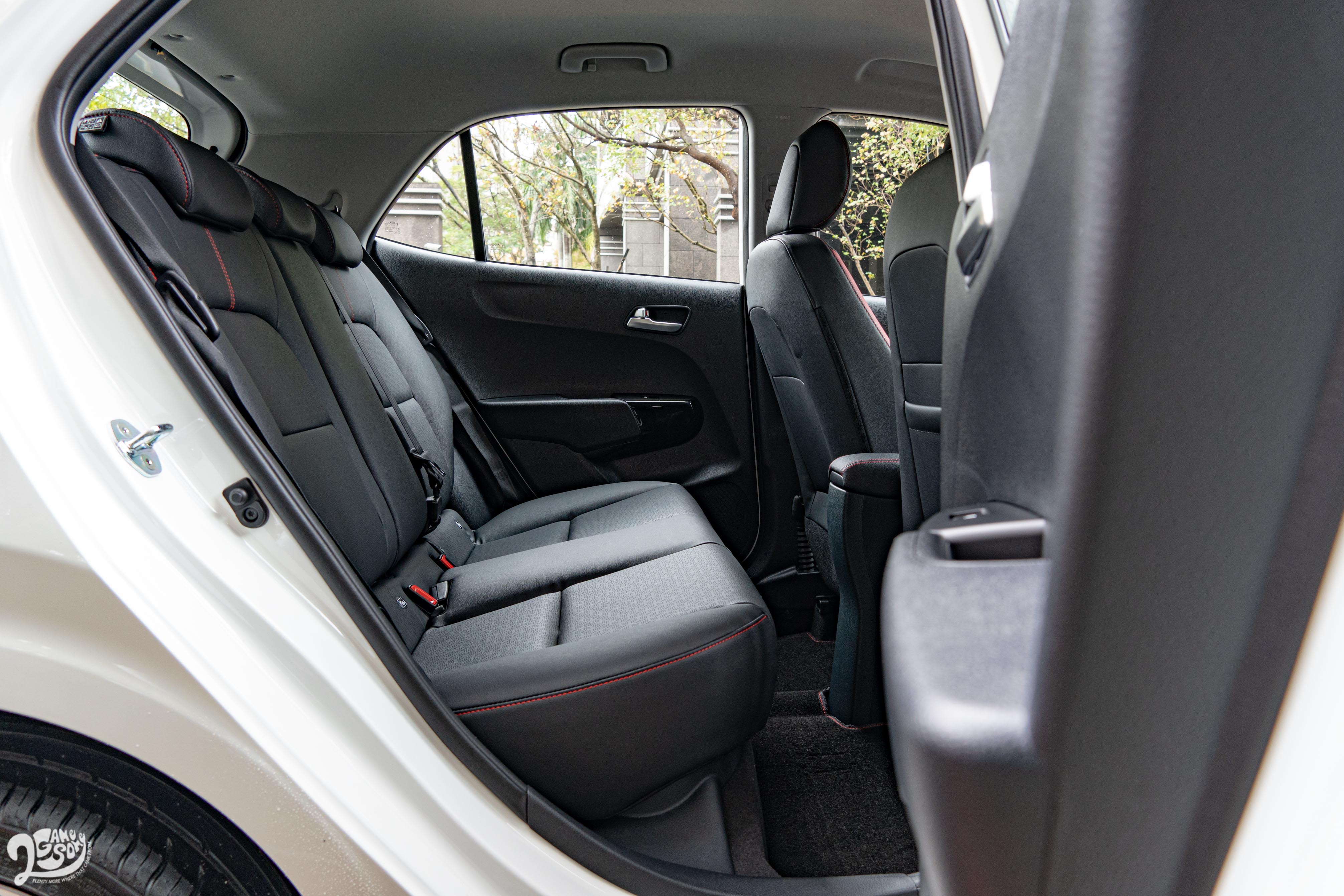 一般成人坐進後座,也還有一個拳頭的頭部和膝部空間。