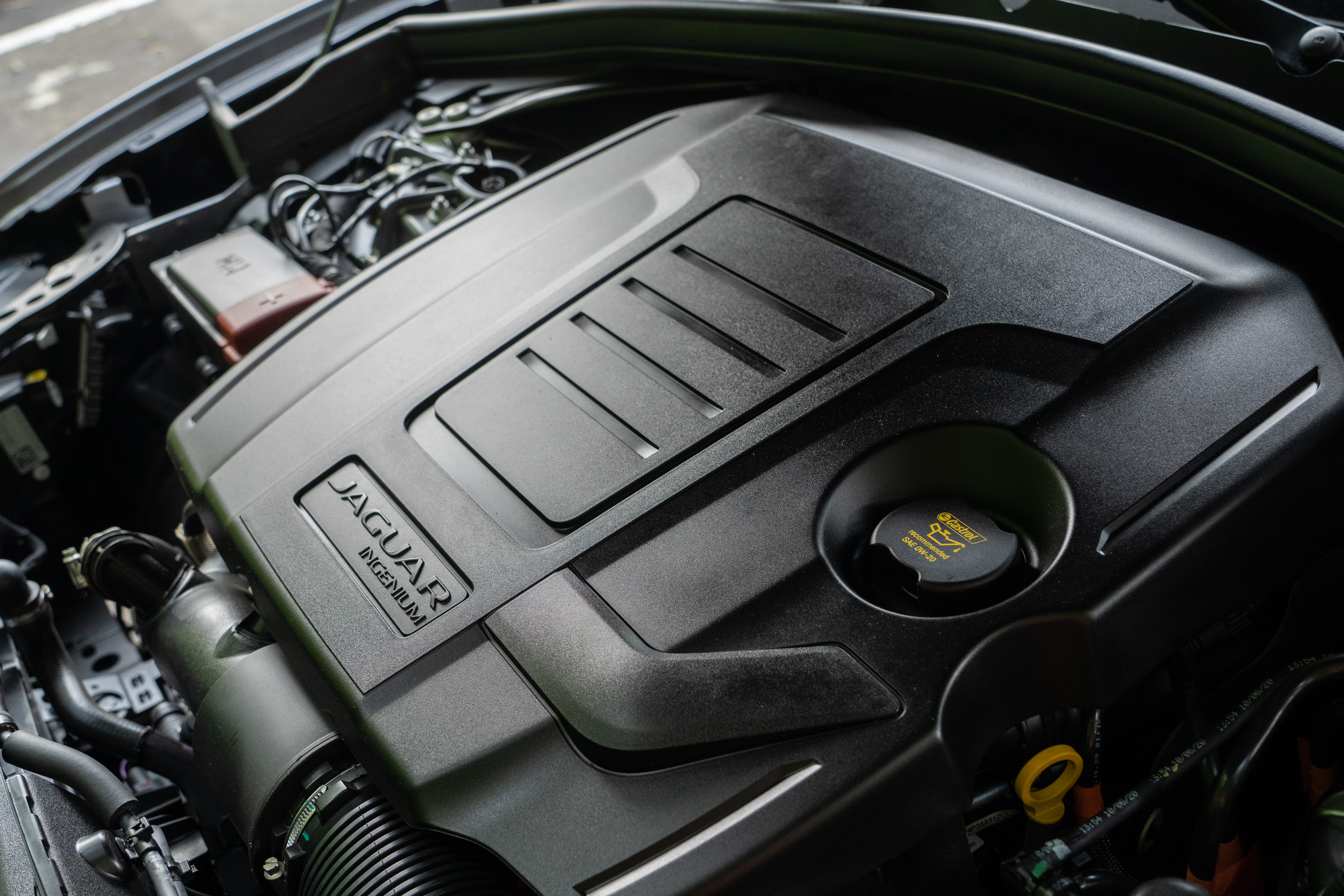 搭載 Ingenium 2.0 升直列四缸渦輪增壓汽油引,具備 250ps/5500rpm 最大馬力,與 365Nm/4500rpm 峰值扭力輸出。