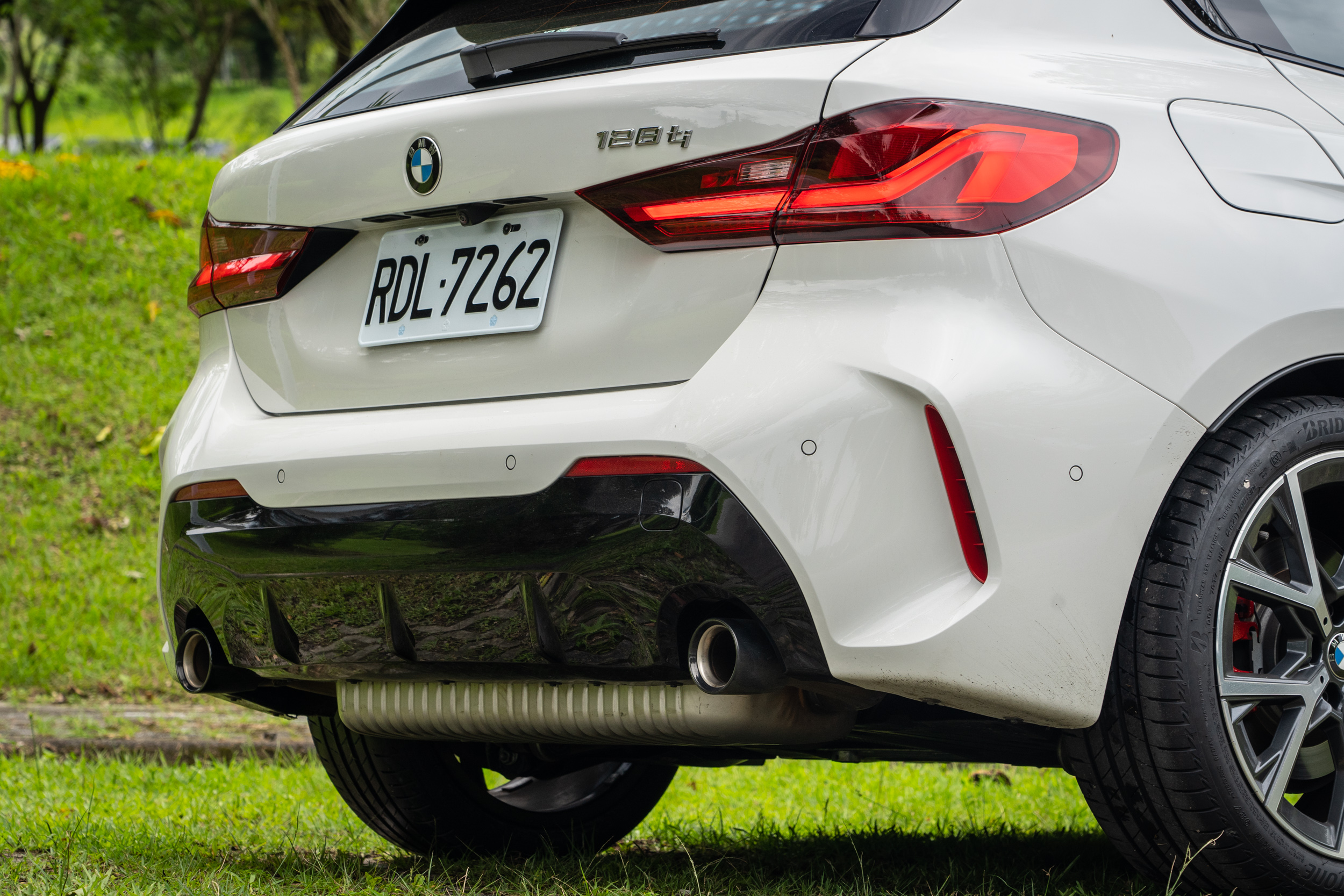 左右雙出排氣尾管配置。