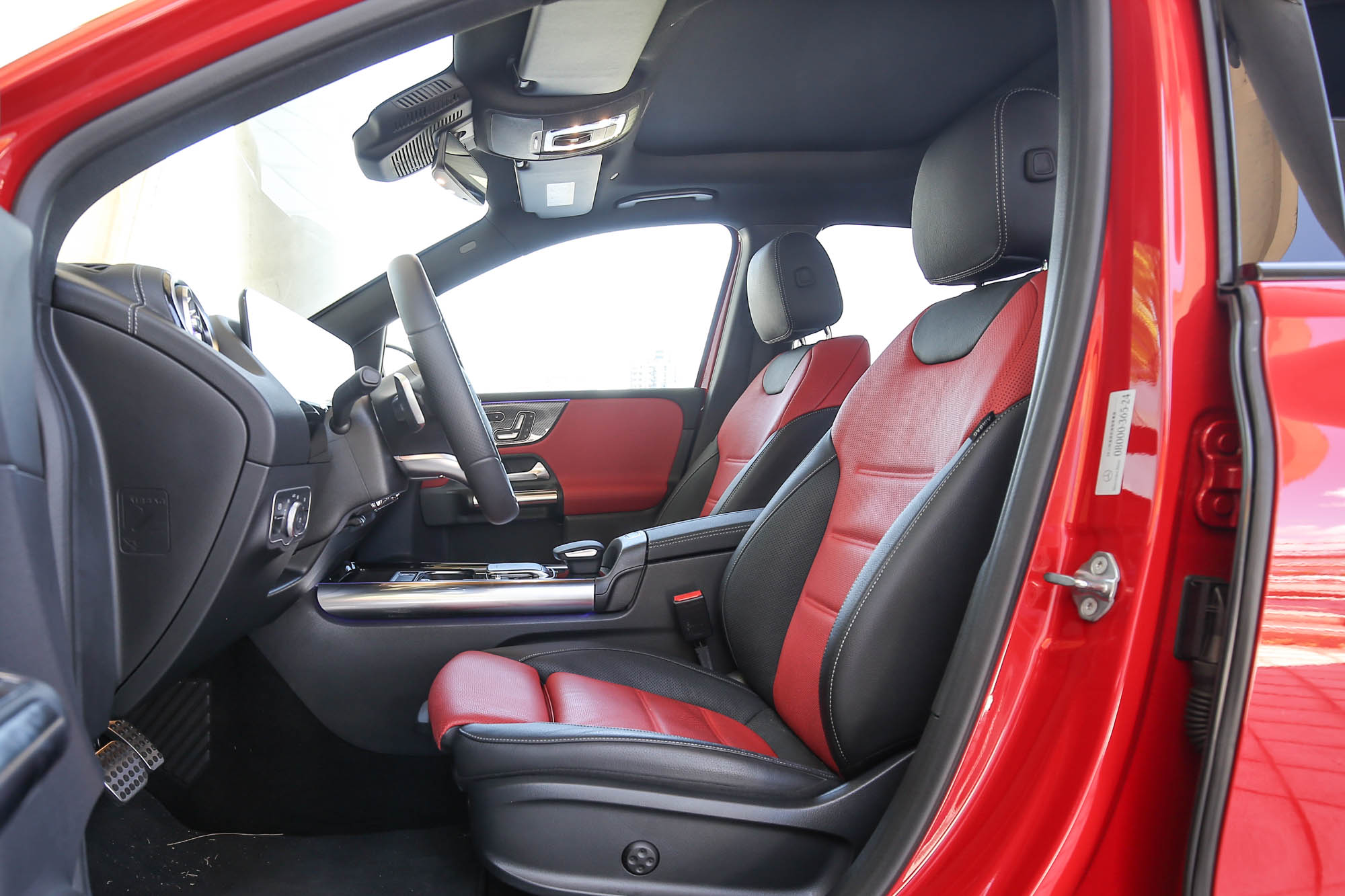 此車選配紅黑雙色真皮跑車型座椅，附電動前乘客座椅記憶及通風、加熱功能。