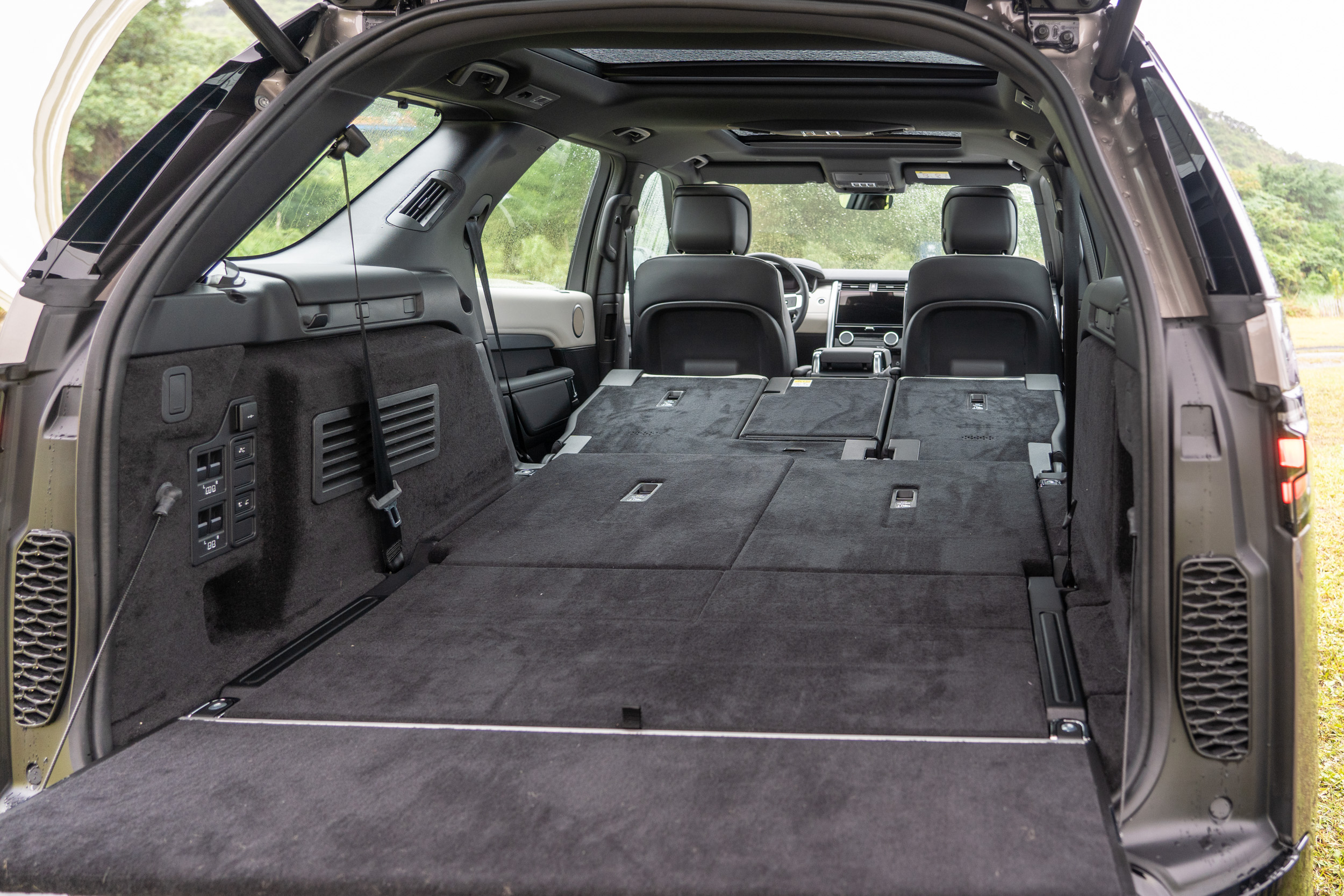 第二排座椅傾倒後可達到 2391 公升的驚人容量。