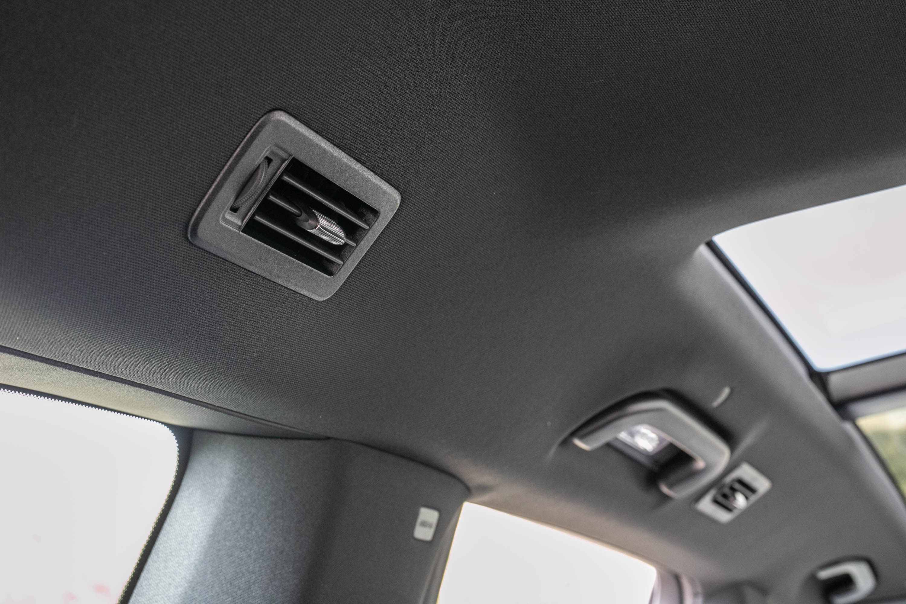 第二排與第三排上方還有額外的空調出風口。