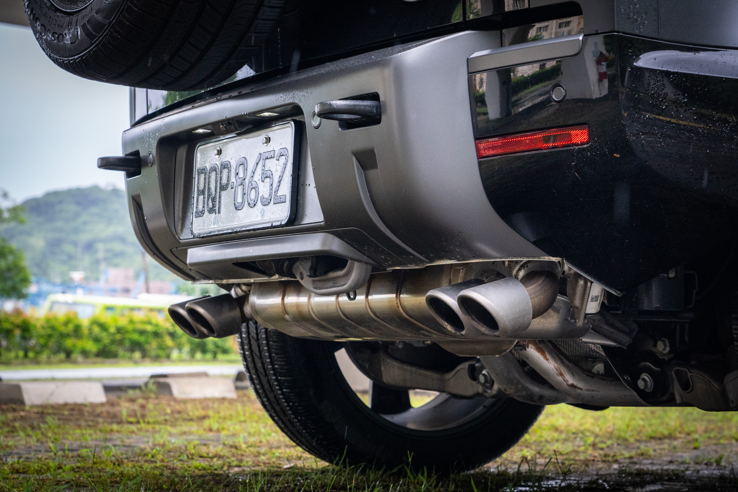 車尾排氣管採用雙側四出設定。