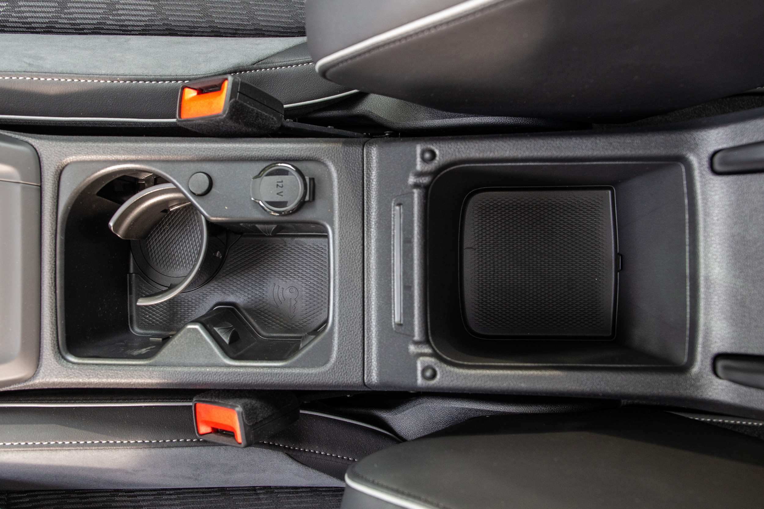 中央鞍座的置物空間相當實用。