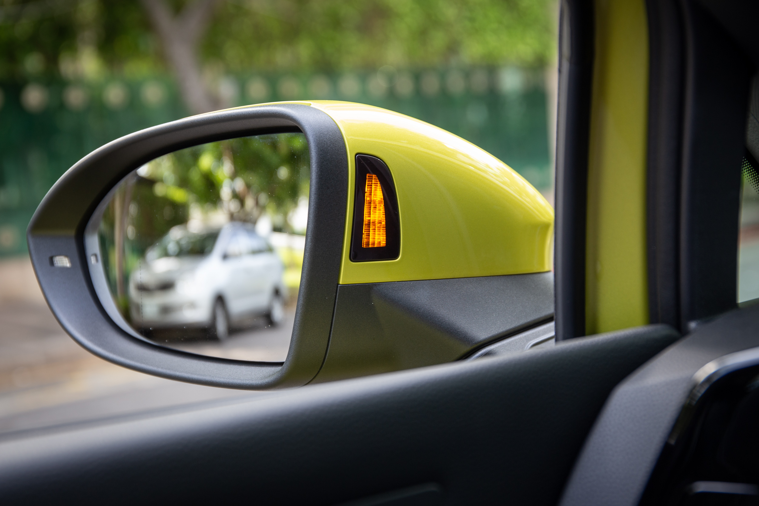 車側盲點警示系統與離車安全警示系統都會由車外後視鏡內側警示燈號來負責。