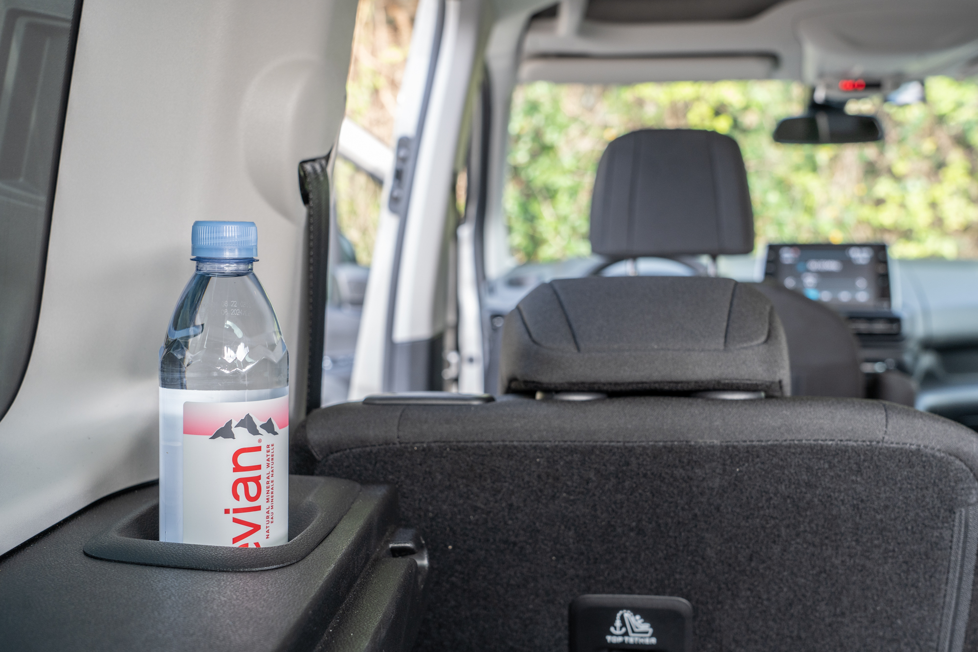 第三排乘坐空間也有專屬置杯架。