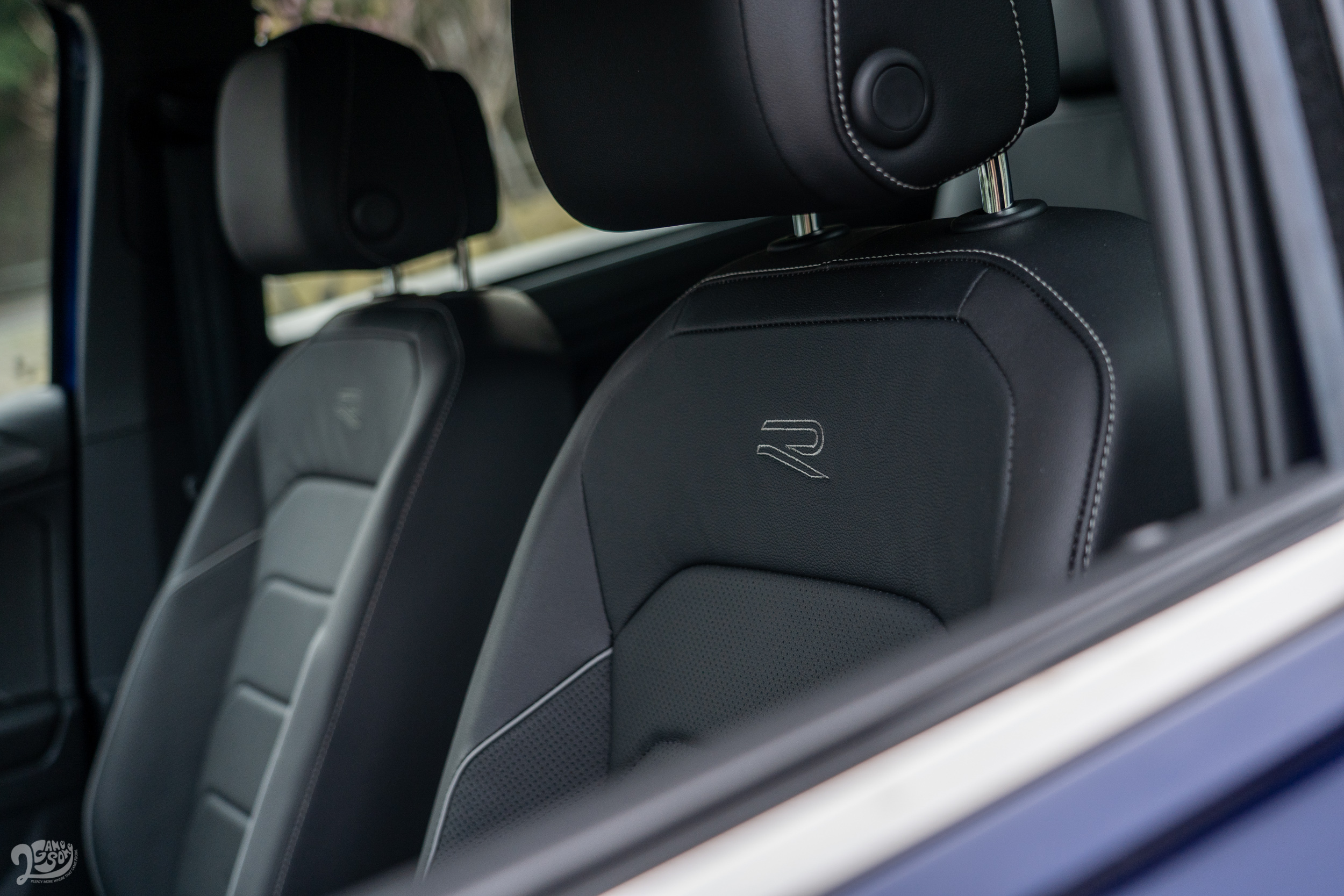 前雙電動可調式座椅,無論就材質或是乘坐感受上與 330 完全相同;本車僅就其 R 元素進行鋪裝。