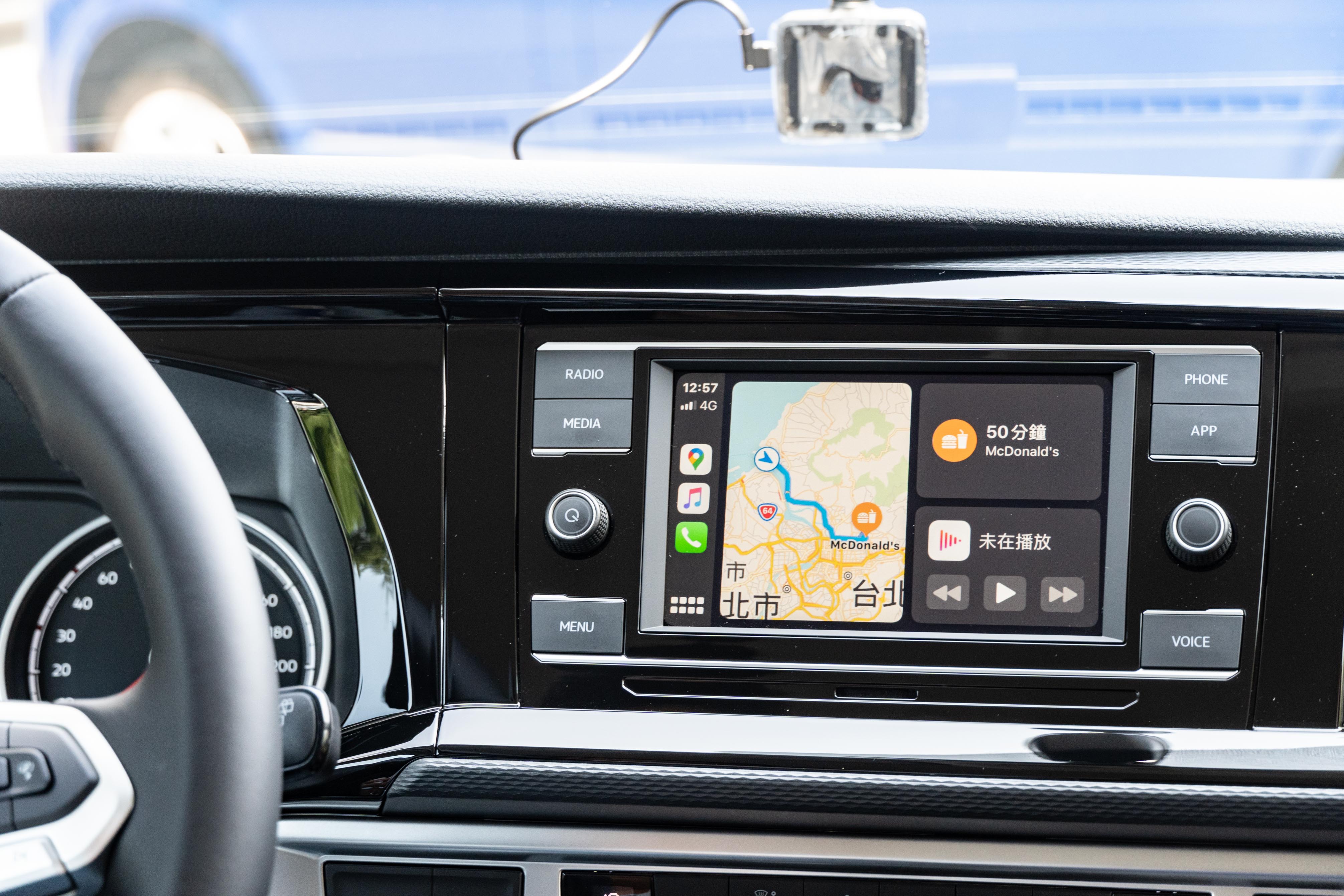 6.5 吋彩色中央觸控螢幕支援 Apple CarPlay 和 Android Auto。
