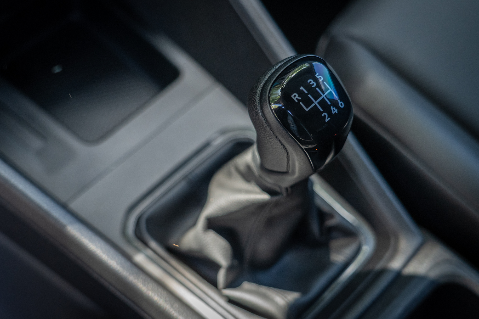 搭配六速手排變速箱,0-100km/h 加速過程需 11.5 秒可完成,極速為 180km/h。