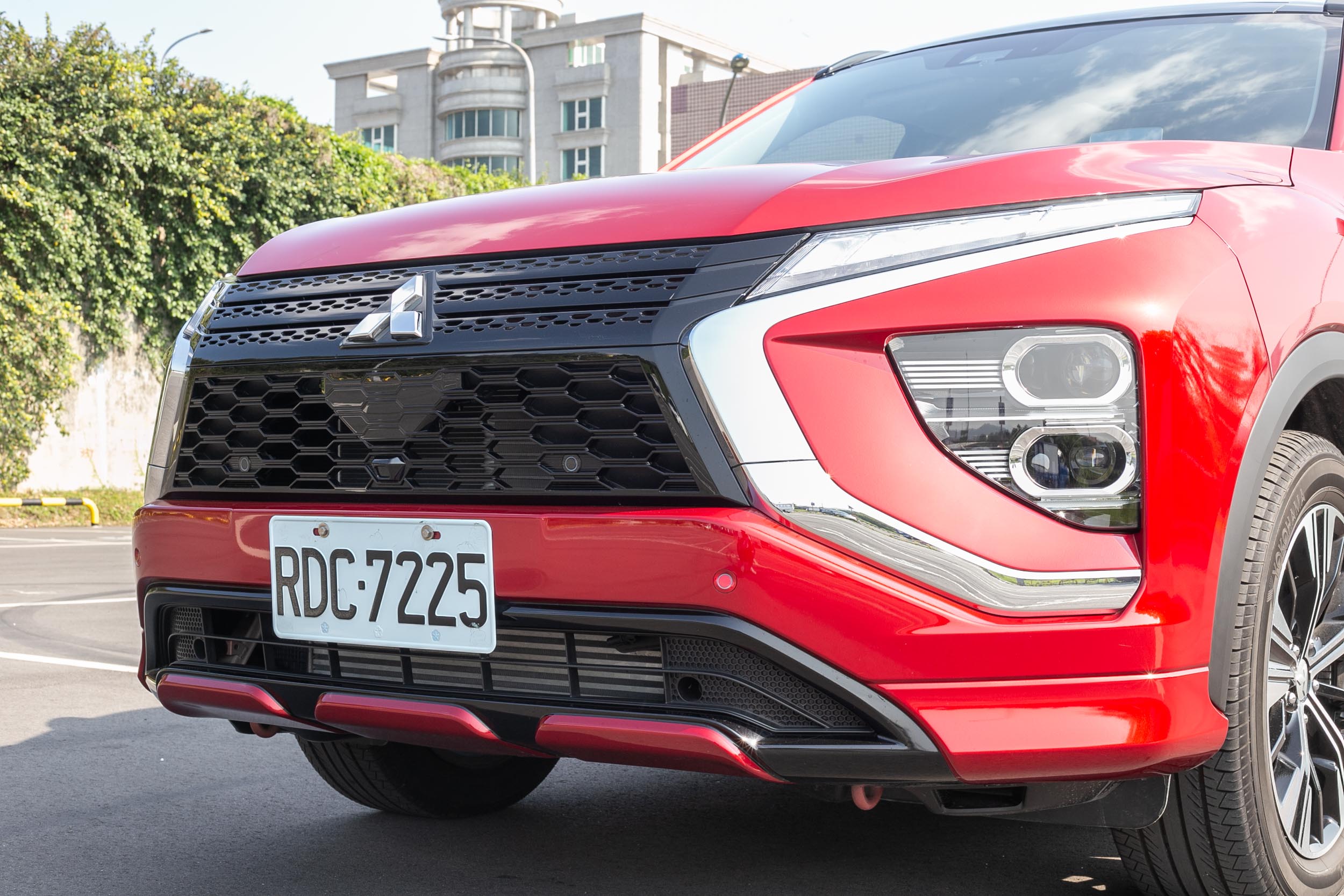 Dynamic Shield 設計語彙加上黑化的水箱護罩、多層次照明造型等,讓車頭感受相當具份量與前衛感。