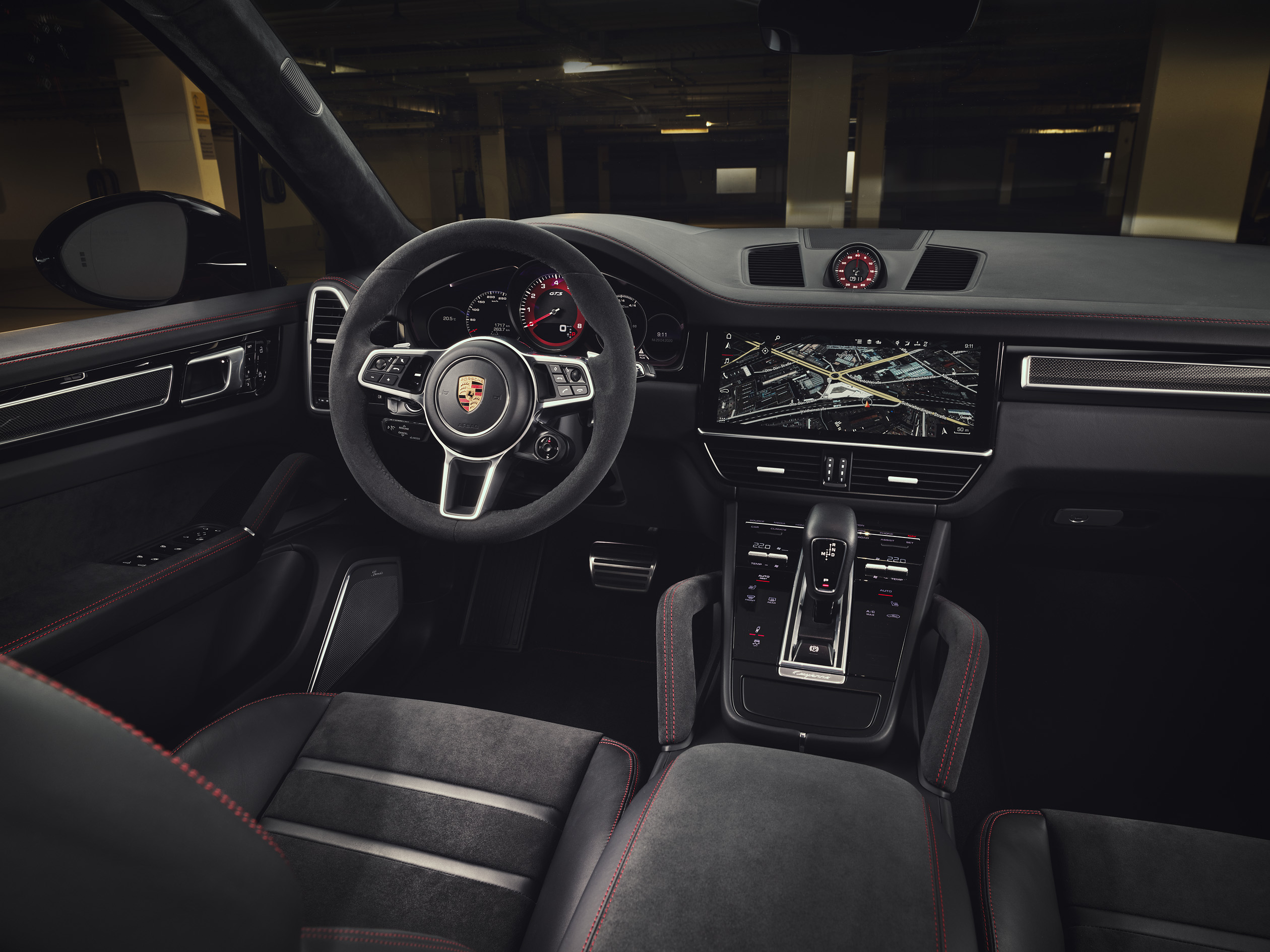 全新Cayenne GTS 與 Cayenne GTS Coupé車內頂篷、座椅中央、中控台扶手與門板皆採用 Alcantara®高質感麂皮與深色髮絲紋鋁合金飾板。