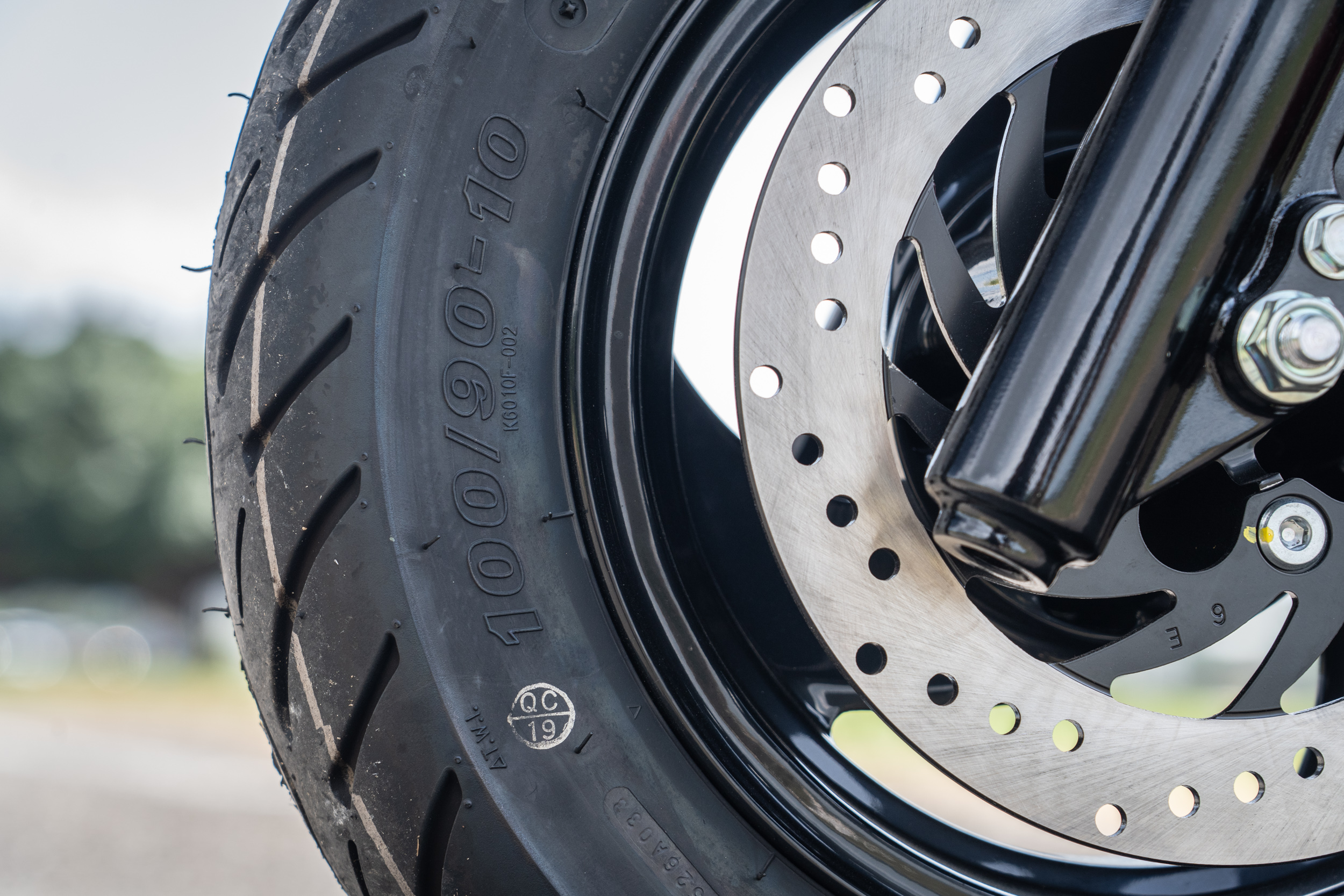KYMCO K1 150特仕版ABS版搭載的是高規格的「雙迴路ABS防鎖死煞車系統」，堪稱同級最佳安全防護等級。
