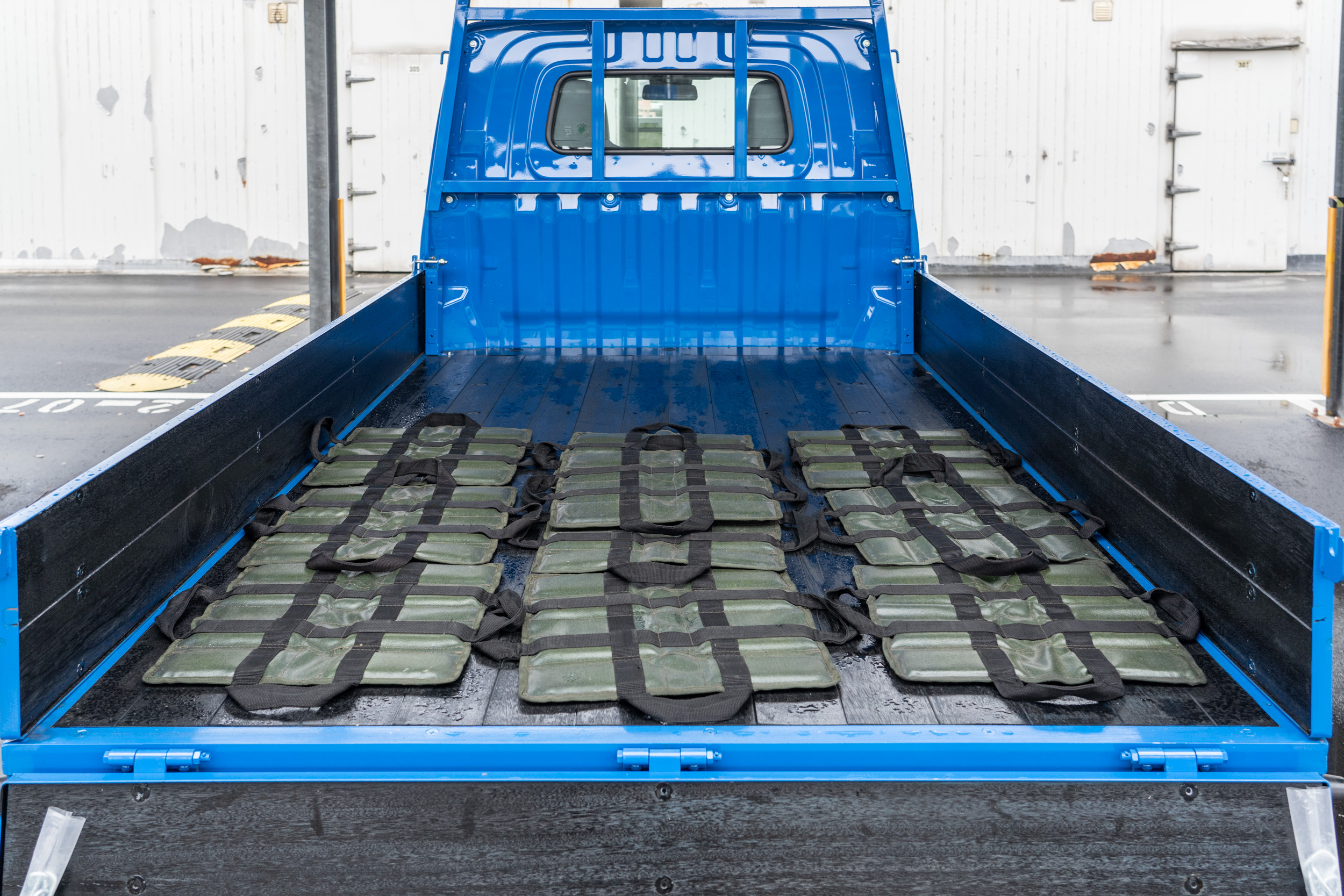 貨床長度為 2445mm,寬為 1585mm,貨床面積為 3.88 平方公尺。