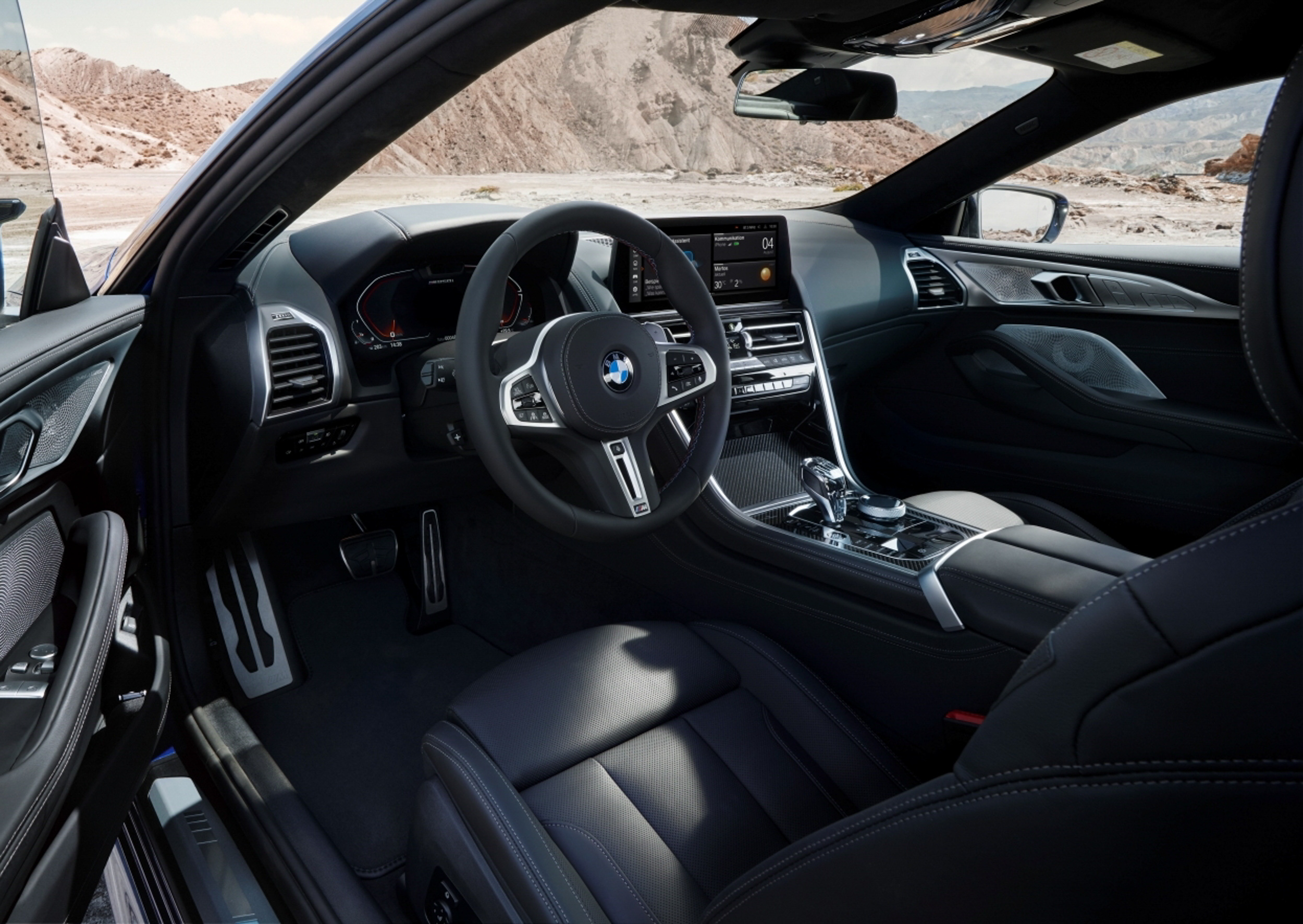 採用 BMW Individual Merino 頂級真皮雙前座跑車座椅、M 多功能真皮方向盤含換檔撥片、Walknappa 真皮儀錶台包覆與頂級水晶中控套件。