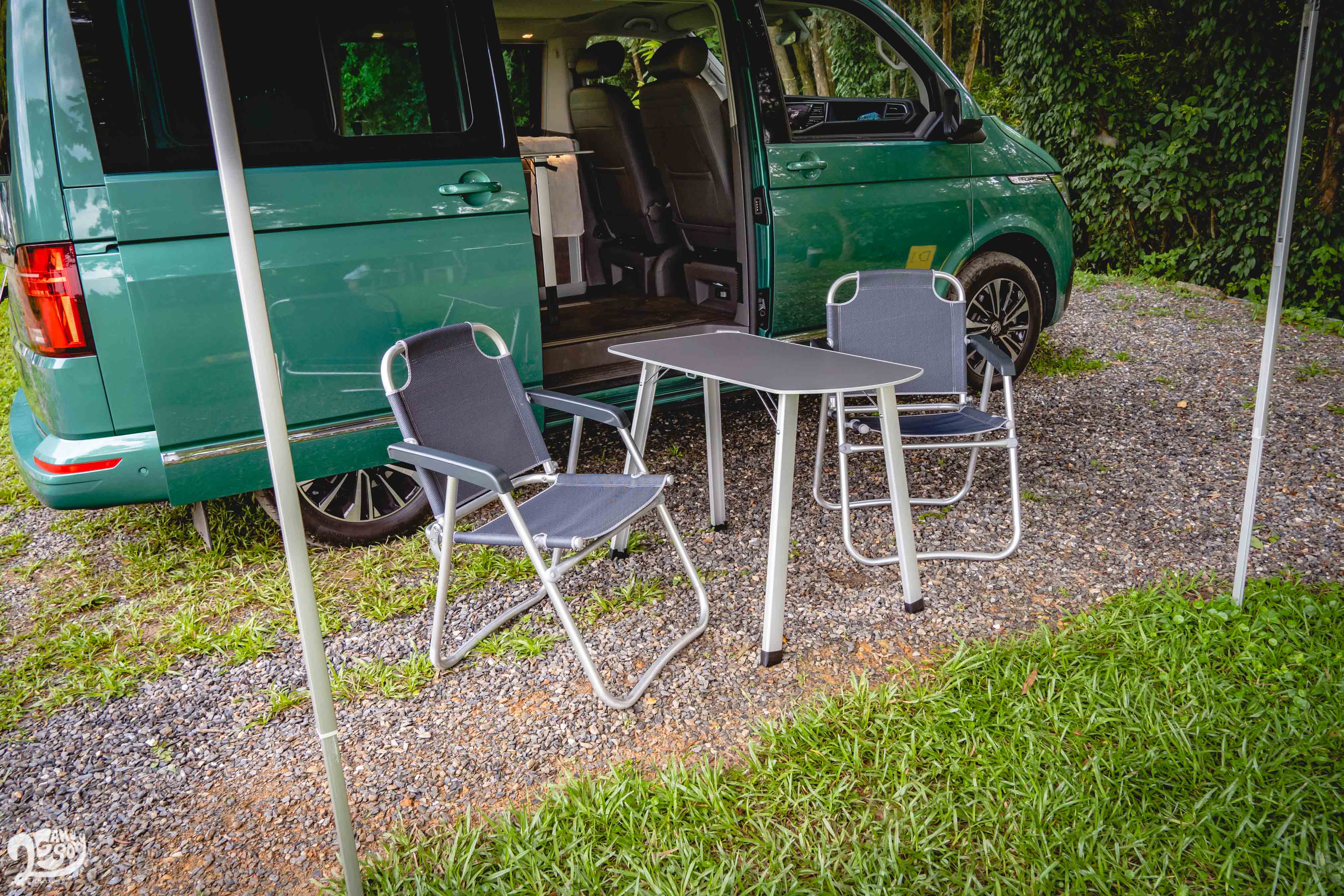 車外頂棚架好,藏身在側滑門內的桌板以及尾門內的兩張椅都就定位後,車外廳不到五分鐘就成形了。