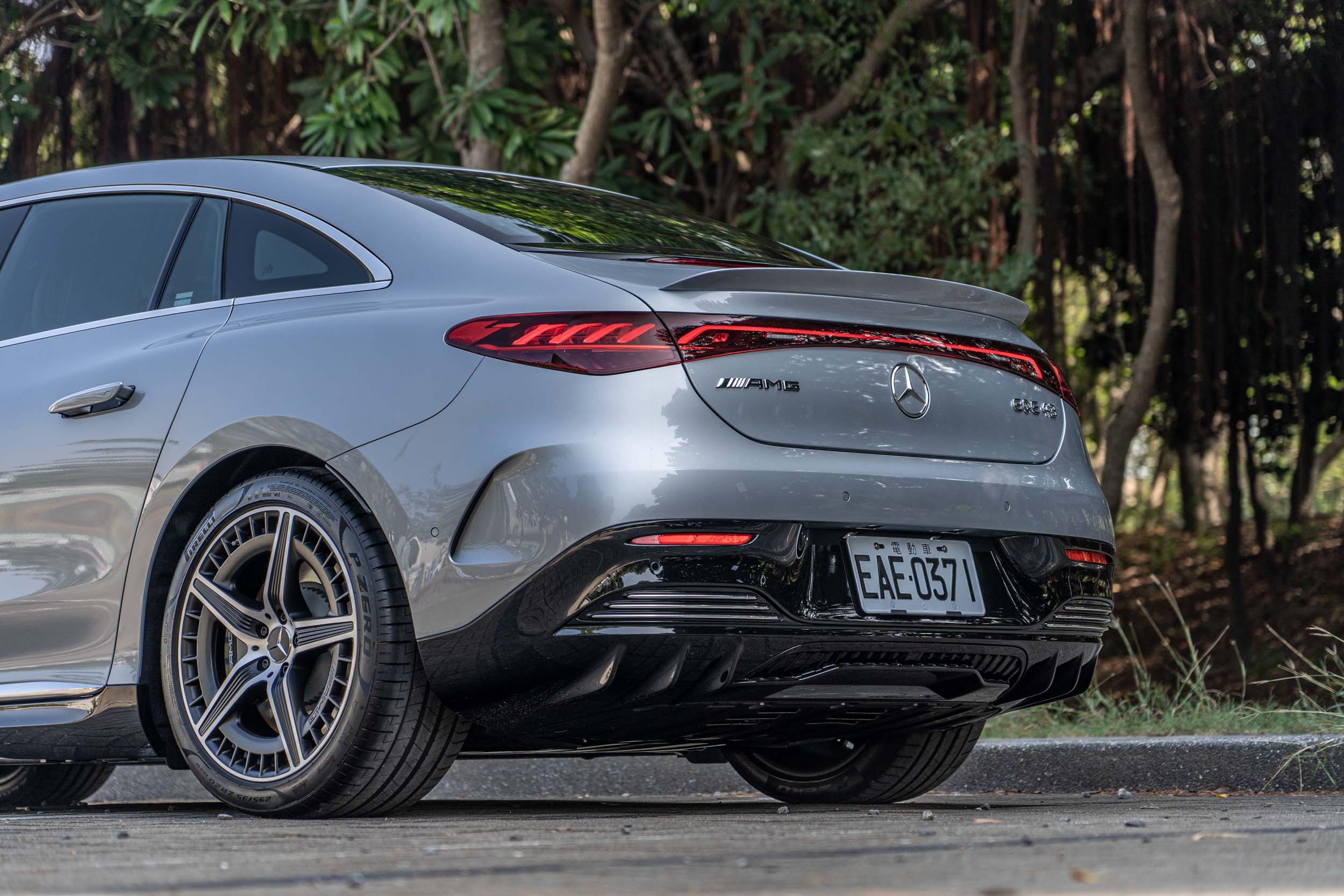 相較於車頭,車尾則顯得緊湊許多,可呈現出更具跑格的靈活視覺氛圍。