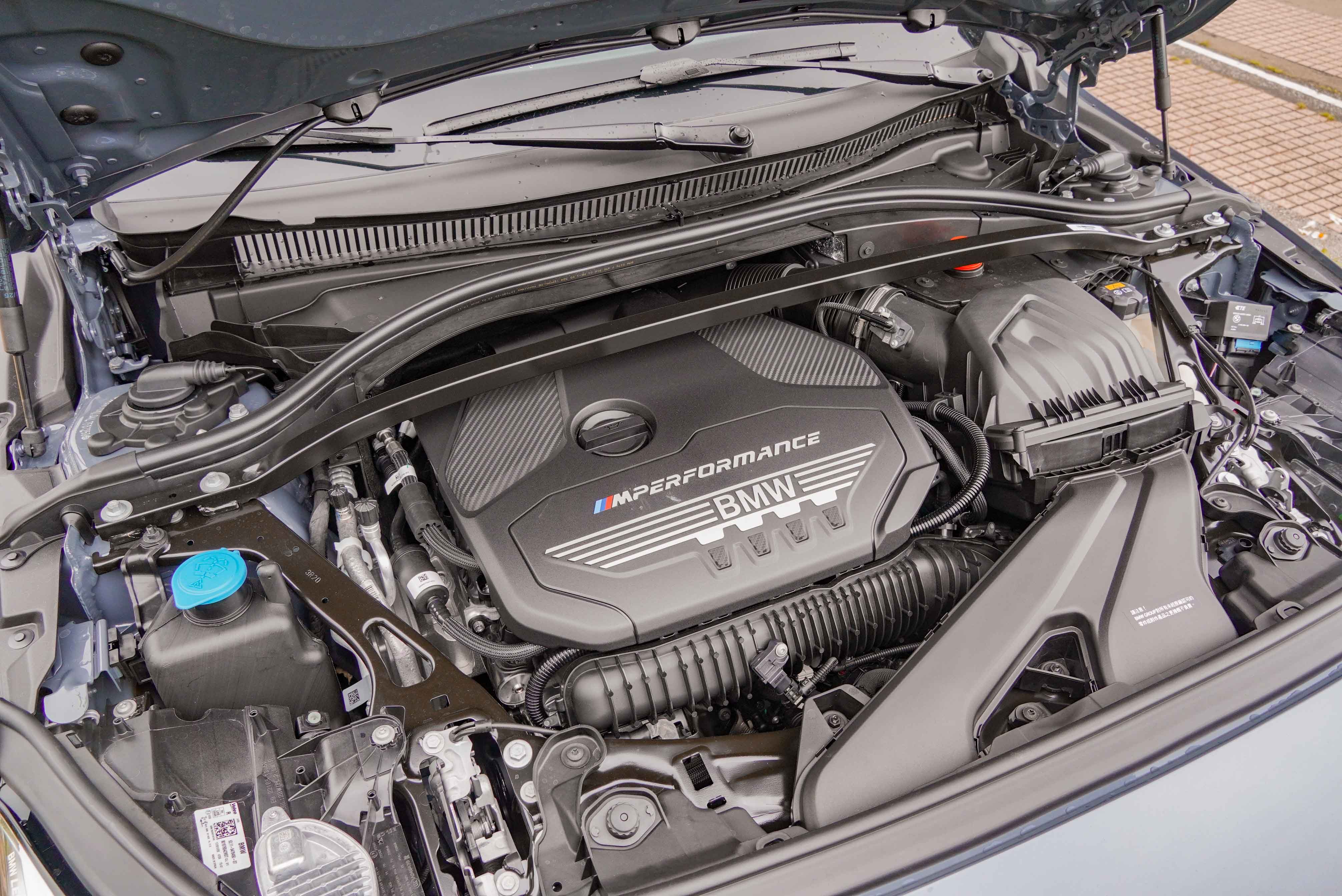 M Performance 渦輪直列四缸擁有 306 hp@5,000~6,250 rpm / 450 Nm@1,750~4,500 rpm 的豐沛動力。 