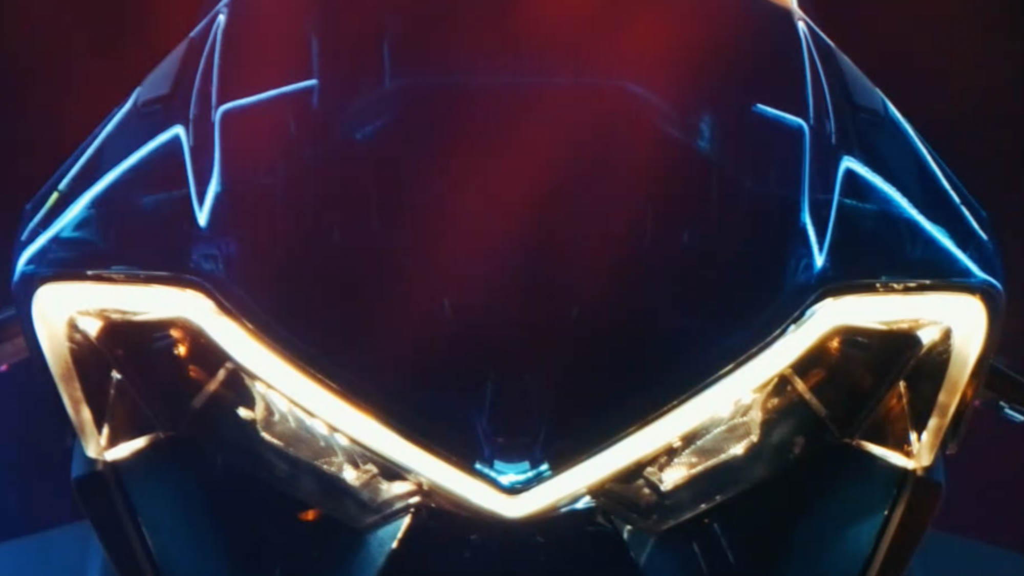 貫穿式的頭燈設計,似乎有著整流罩配置。