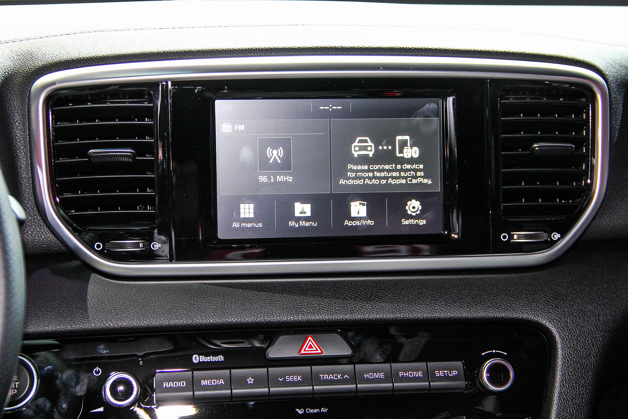 小改款後改搭原廠 7 吋多媒體資訊整合系統，並支援 Apple CarPlay 與 Android Auto 。