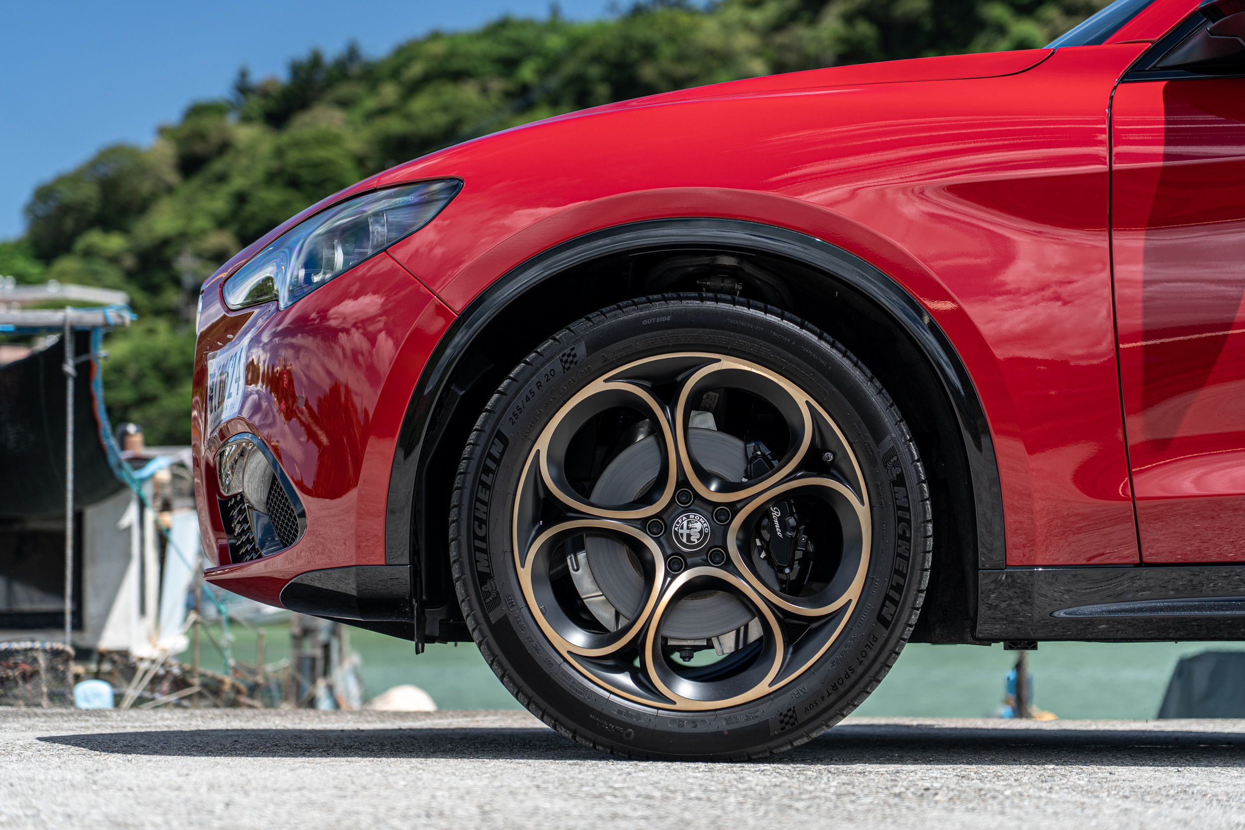 20吋琉金輪圈為Intensa版本專屬。