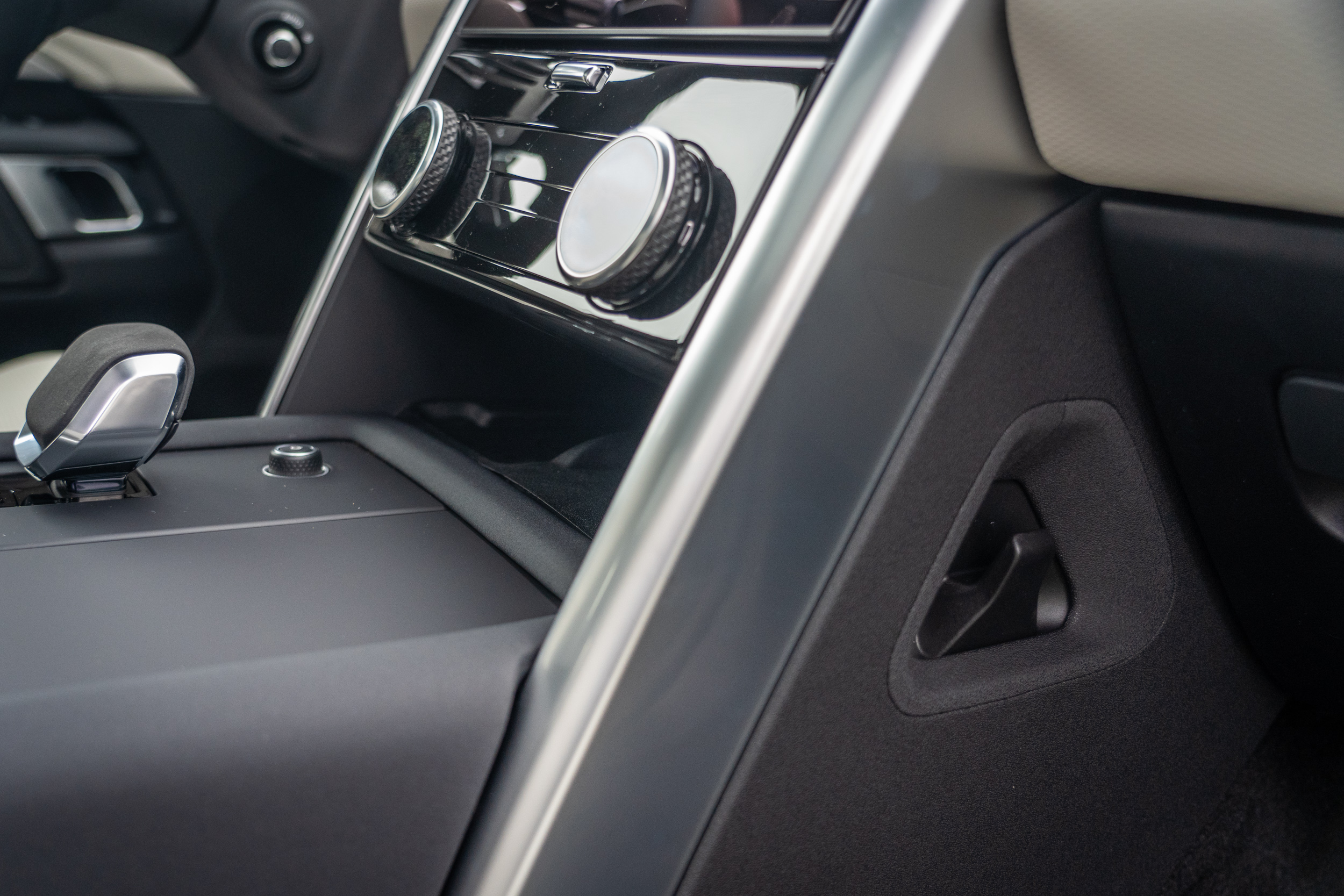 中控台一側的掛勾設計。