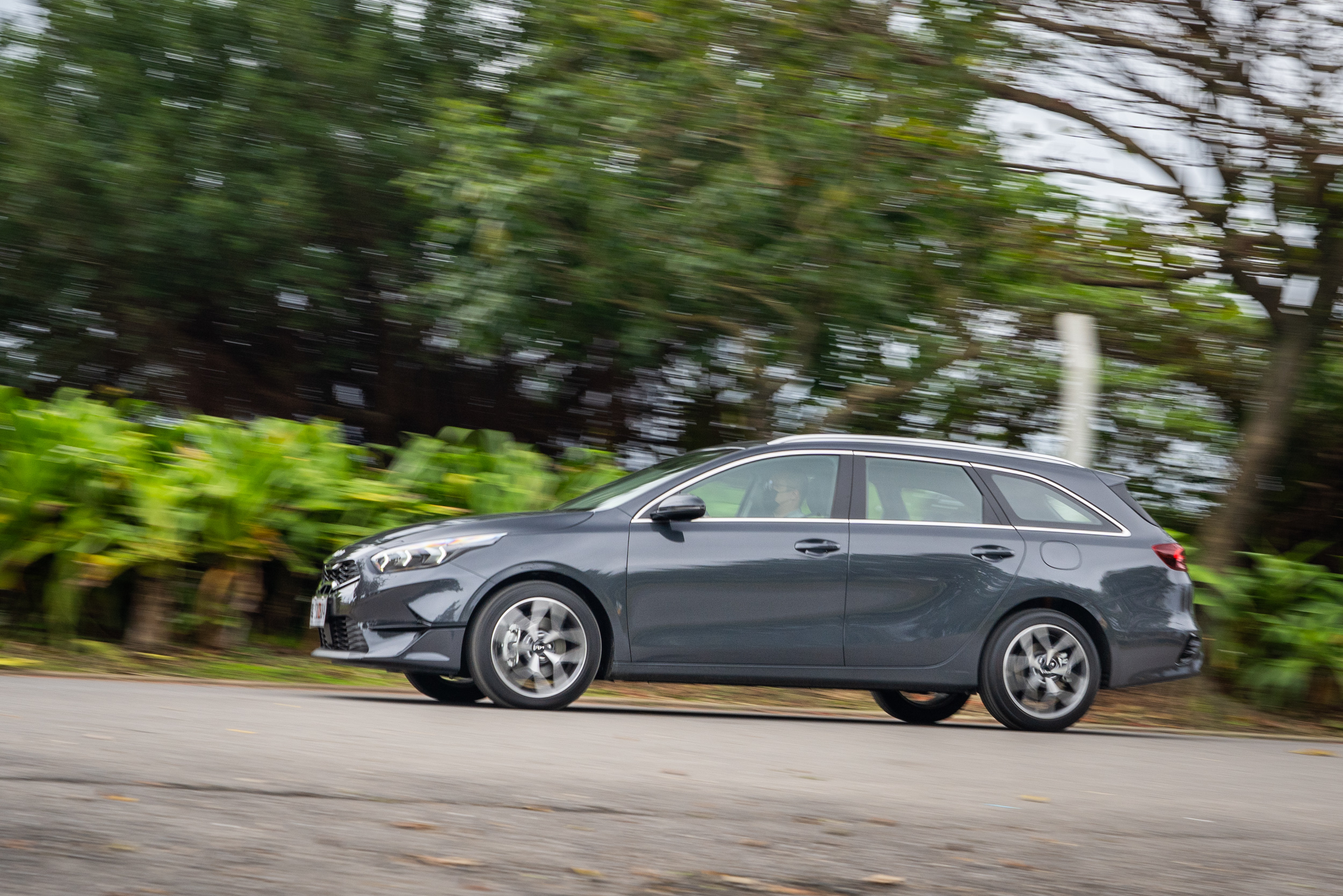 48V 輕油電導入後,官方公佈油耗從之前的 16.5km/L 大幅進步至 19km/L,也讓怠速熄火裝置作動時相當無感。
