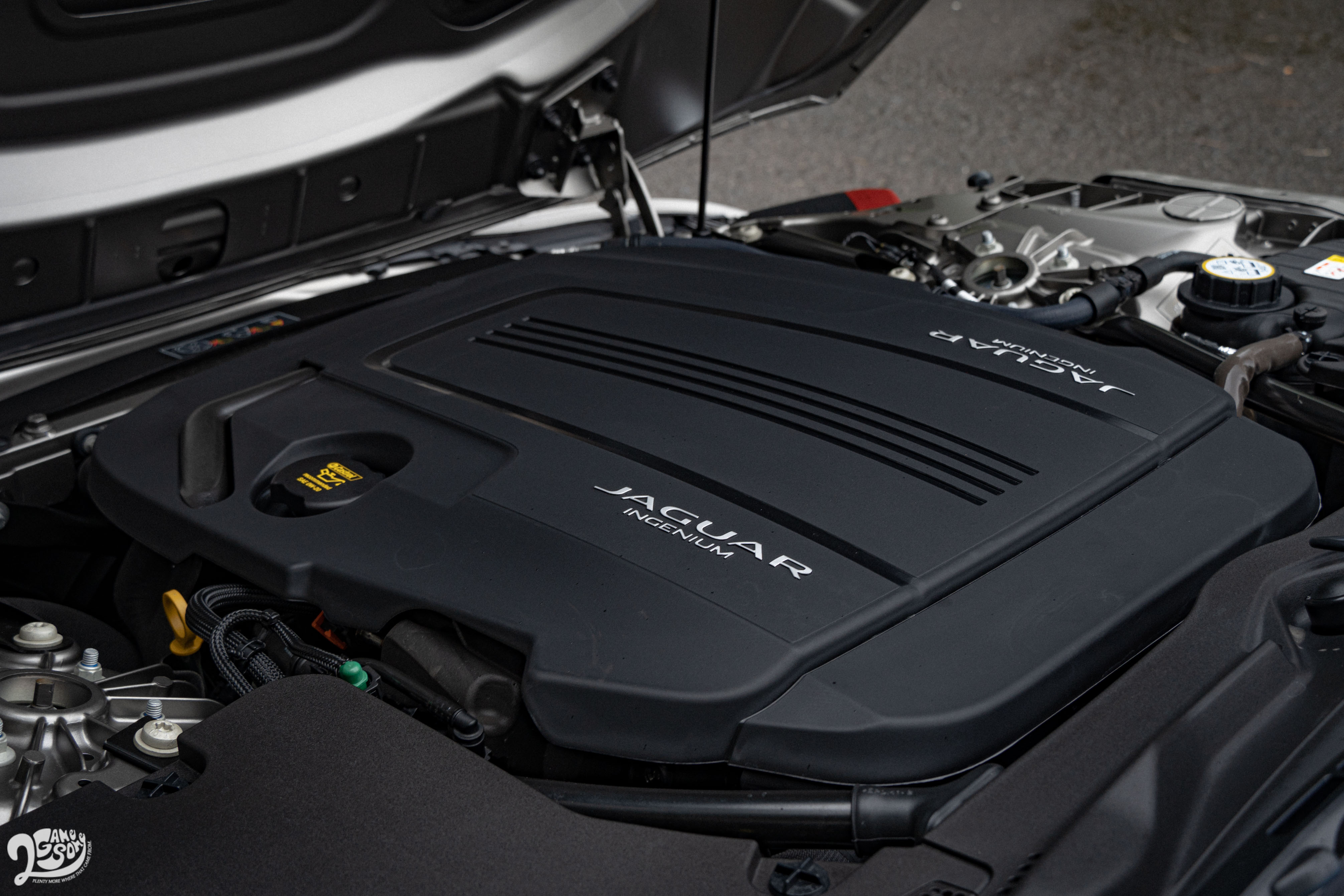 P300 R-Dynamic 車型搭載 2.0升 渦輪增壓直列四缸汽油引擎,具備有 300ps/5500rpm 最大馬力與 400Nm/4500rpm 最大扭力輸出。