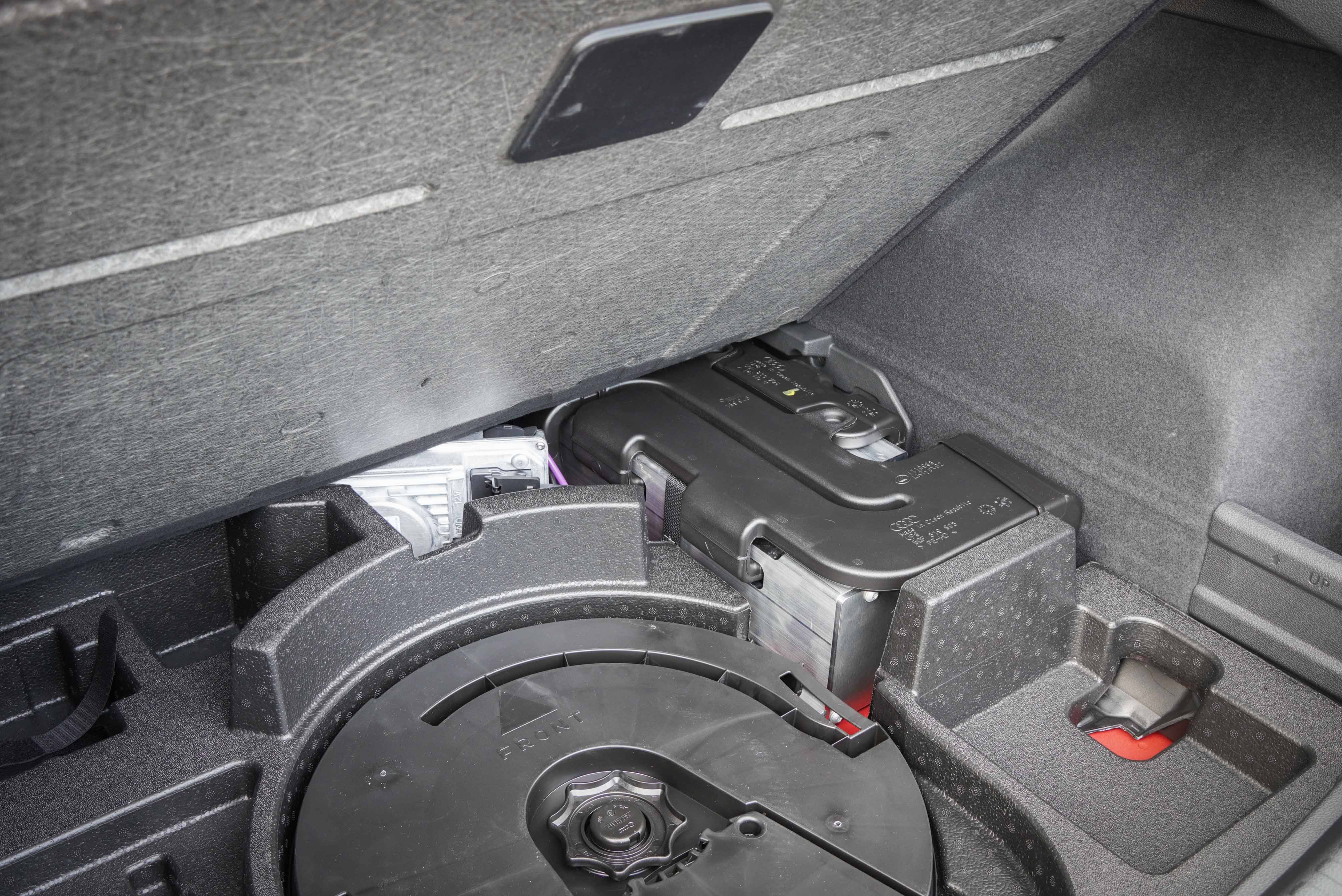 48V 電池位於後車廂底板下方。