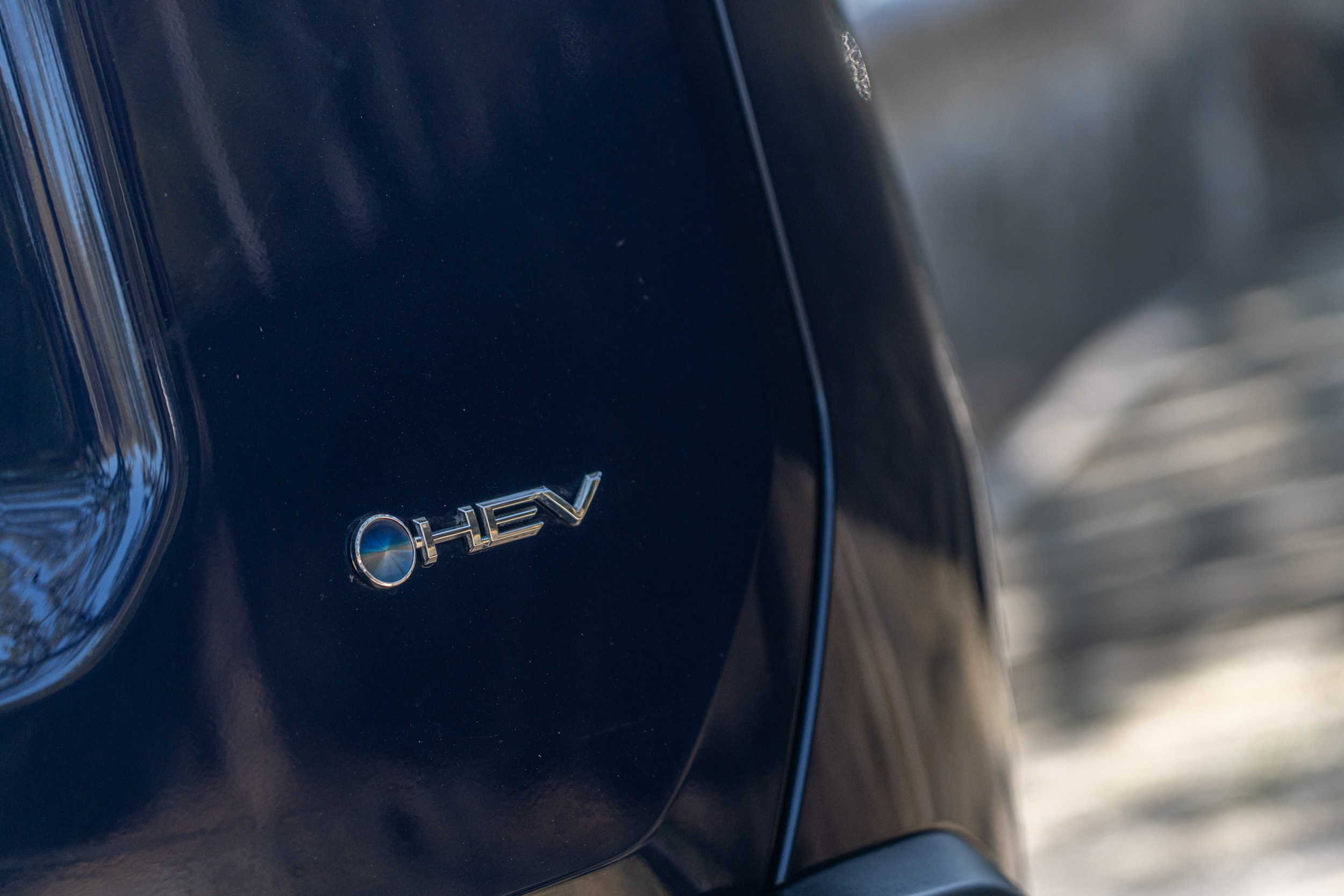 車尾銘牌說明自身搭載的Toyota招牌油電動力科技。