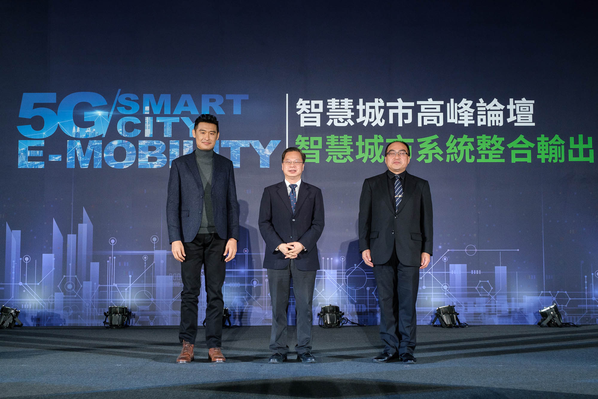 左起 Kymco 董事長柯勝峯、國發會主委龔明鑫、工業局局長呂正華。