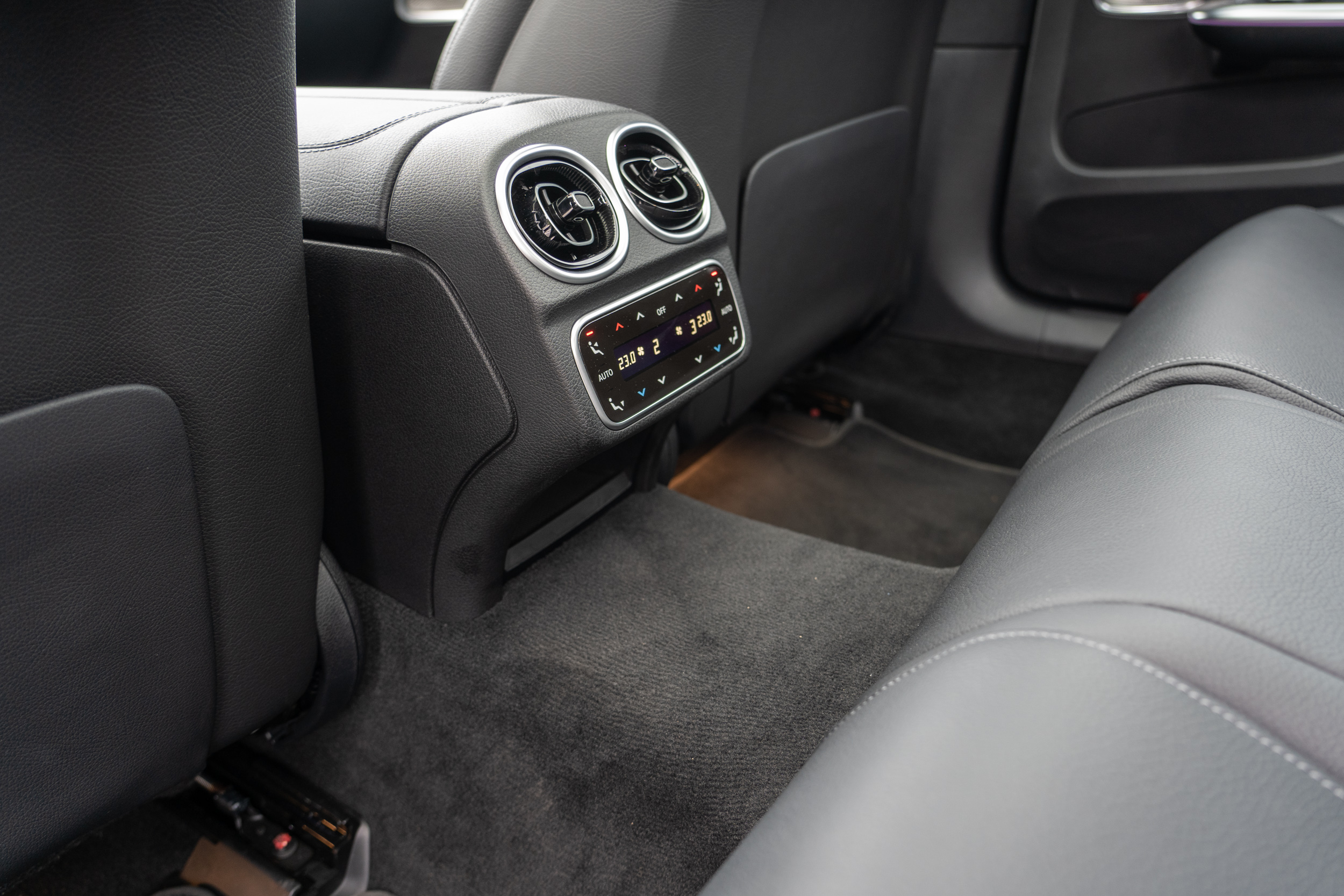選配豪華型多區恆溫空調,後座也可調整專屬空調溫度。