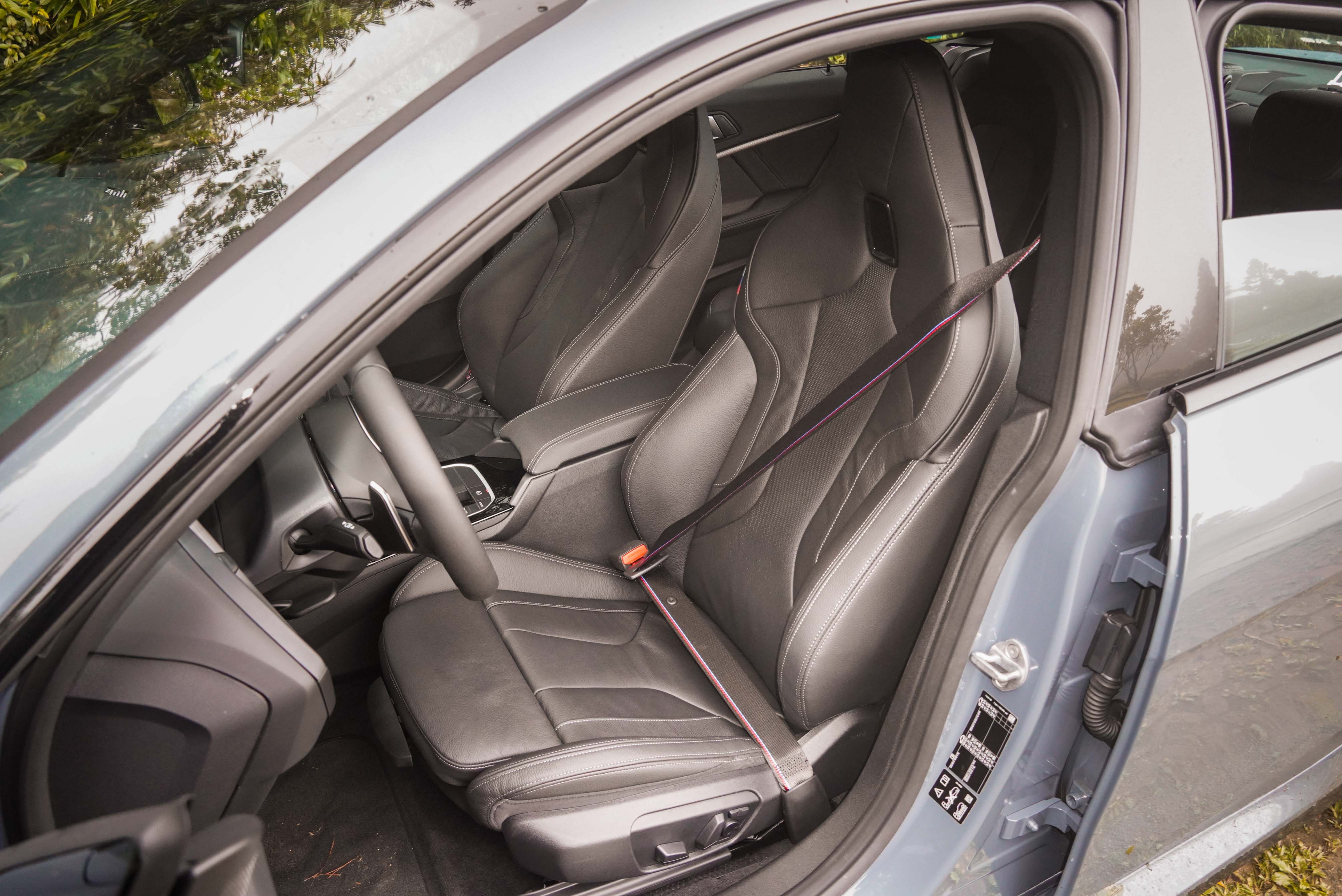 M款雙前座電動跑車座椅、M款縫線安全帶為標準配備。