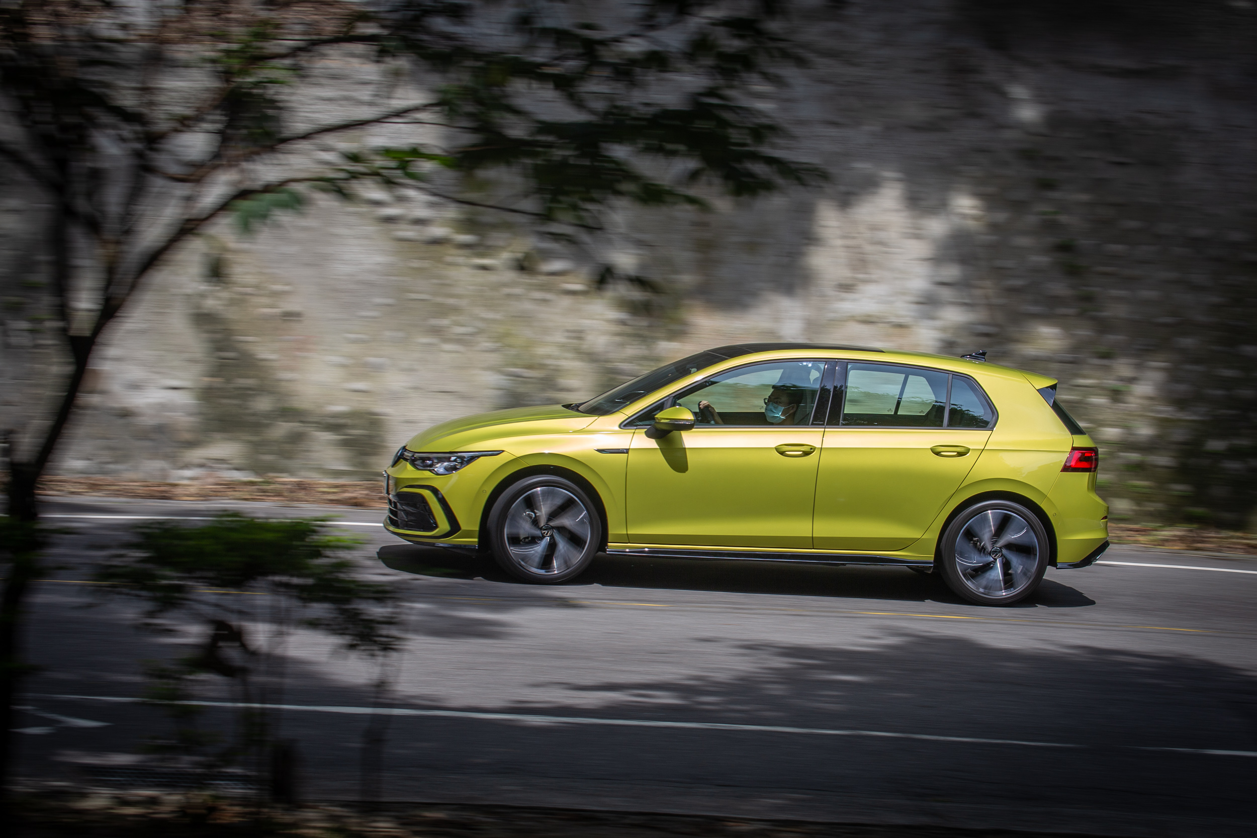 除了待速熄火再啟動引擎震動減輕以外,原廠宣稱 48V 輕油電也可帶來約莫一成的節能效能。