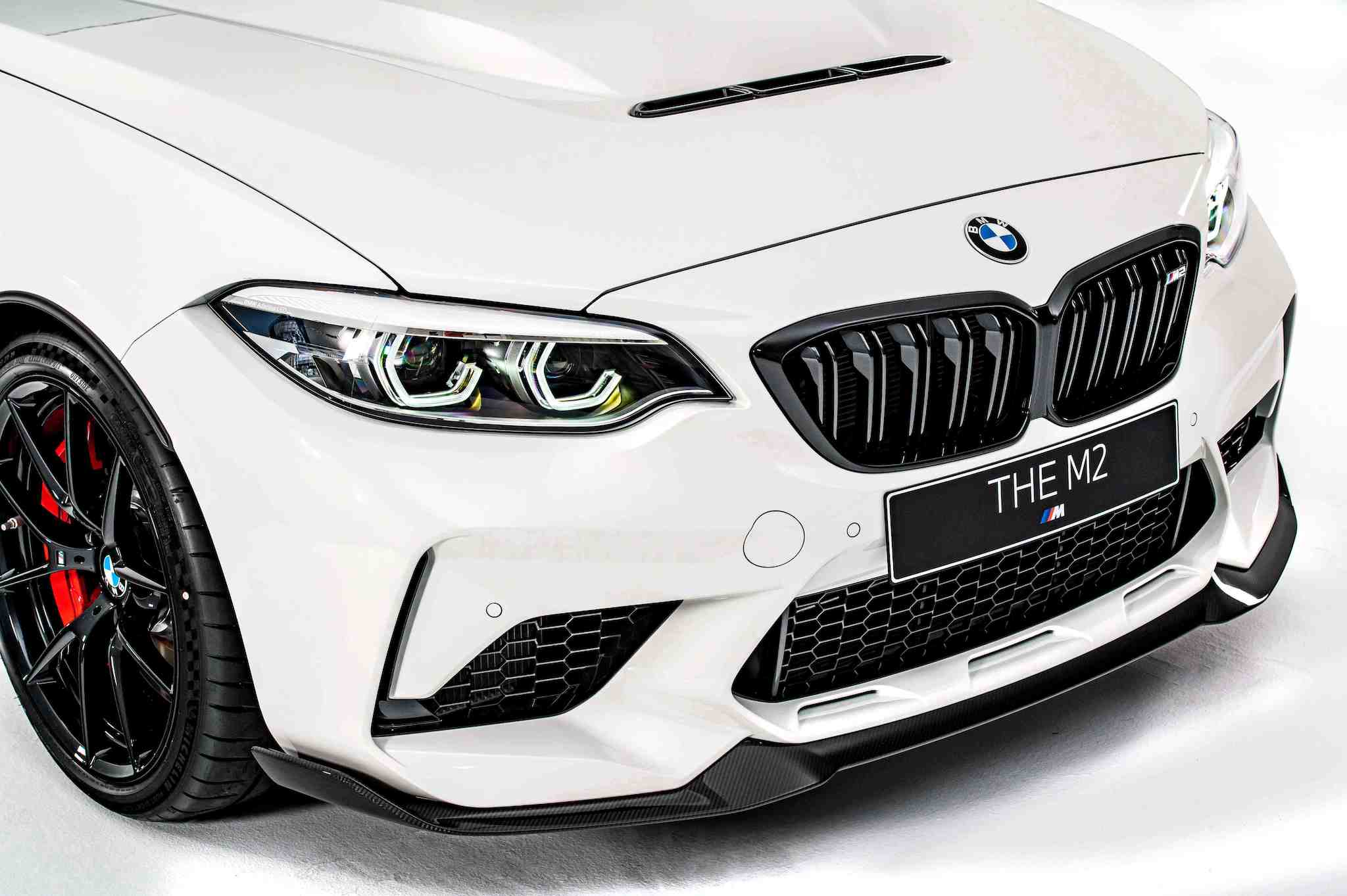 全新 BMW M2 CS 採用大量 CFRP 碳纖維複合材質，減少 50% 重量的碳纖維引擎蓋除了輕量化設計更增添了中央進氣口，為引擎提供更充足的散熱冷卻效果。