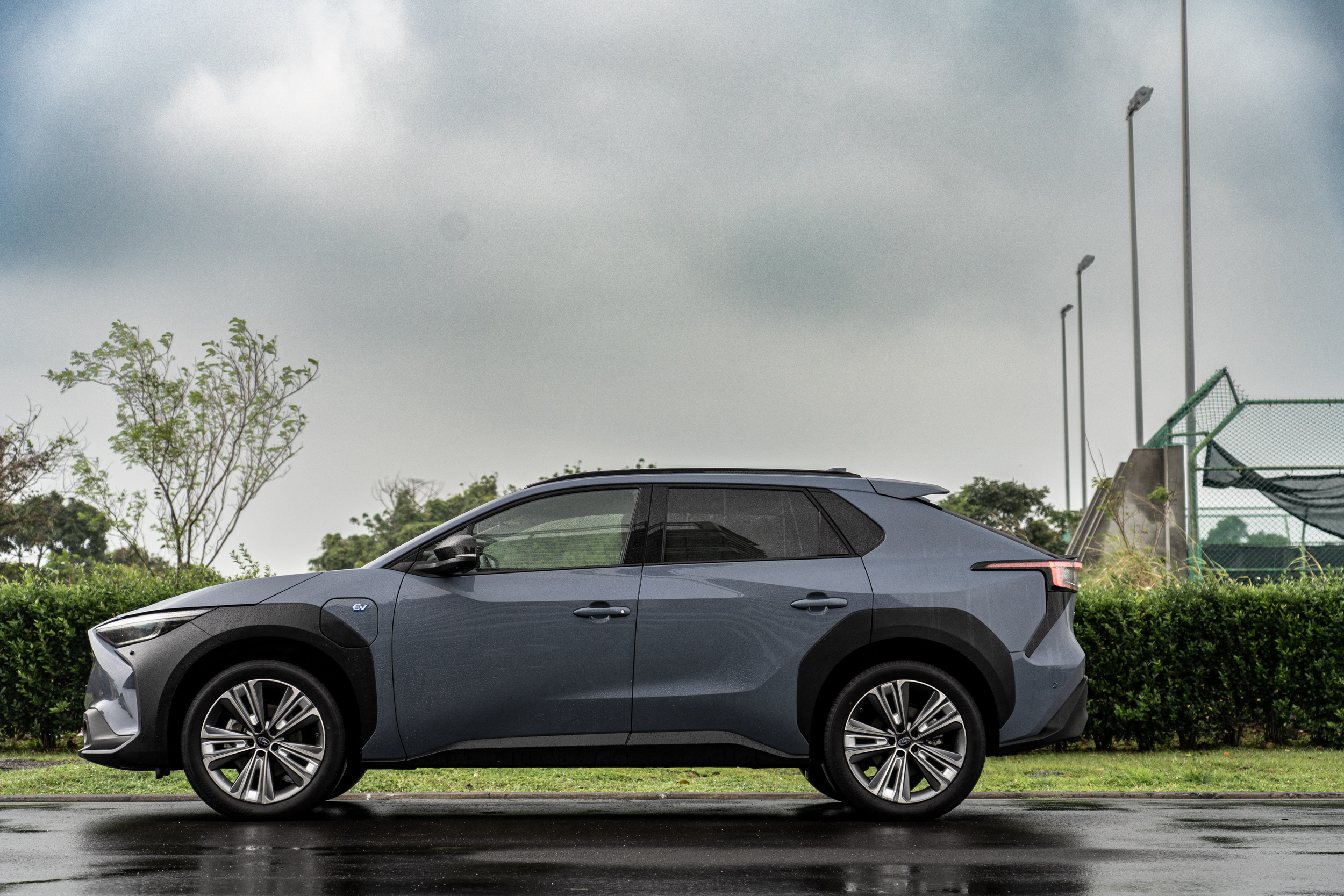 在台所導入的 Subaru Solterra,按照車頂單、雙色選擇分為兩車型,建議售價 189.8 萬元起。