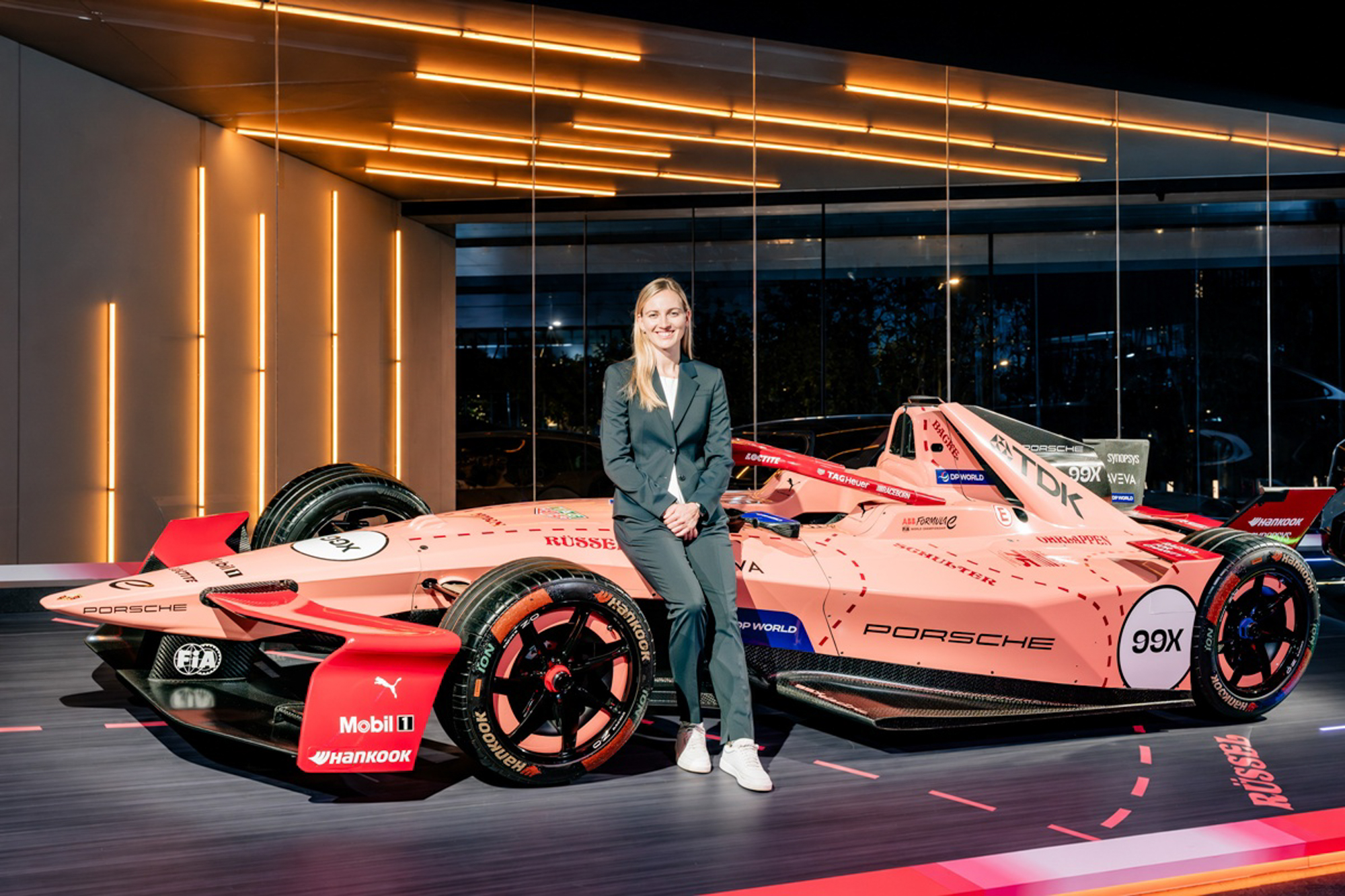 保時捷 Formula E 團隊研發車手 Gabriela Jílková 表示：「在 1,156 PS 狂暴動能與 Porsche Active Ride 主動底盤系統的加持下，最令我驚豔的是這部車完全打破體型限制，展現出不可思議的敏捷與精準度。」