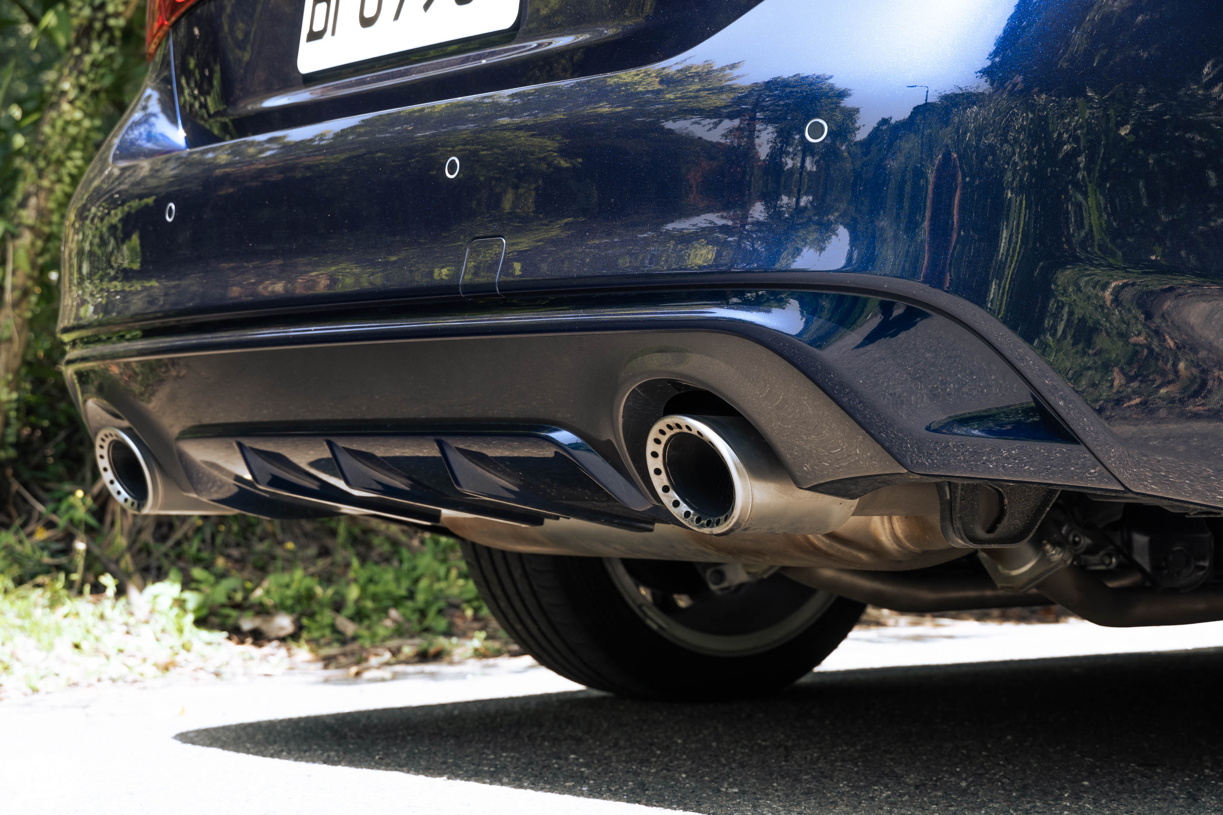 雙邊單出排氣管頗具性能味。