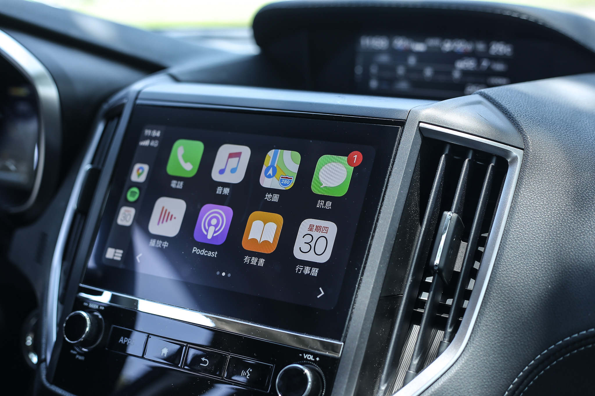  8 吋觸控螢幕支援 Apple CarPlay 與 Android Auto 功能。