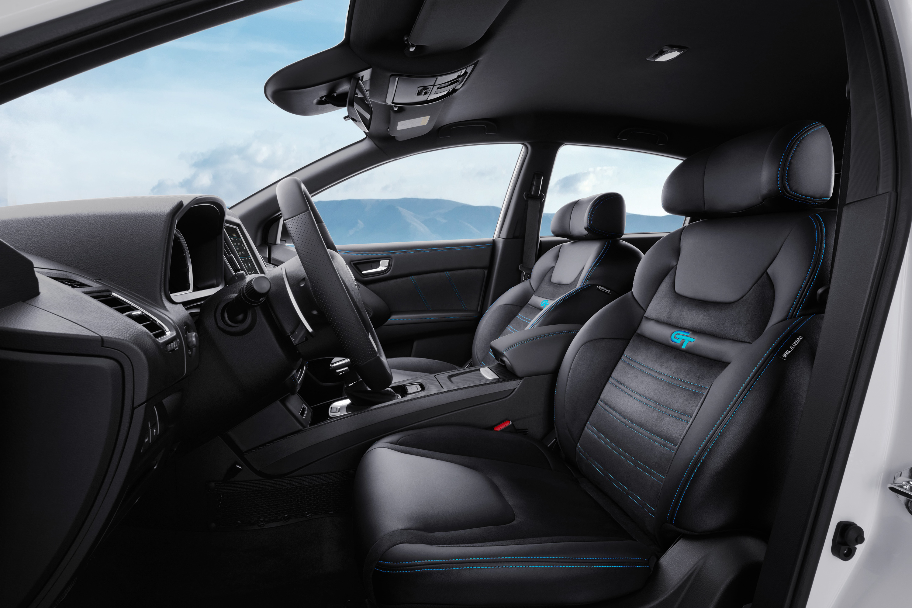 U6 GT藍調倍適版在車室空間上，透過藍調縫線、類麂皮座椅等元素打造個性化風格。