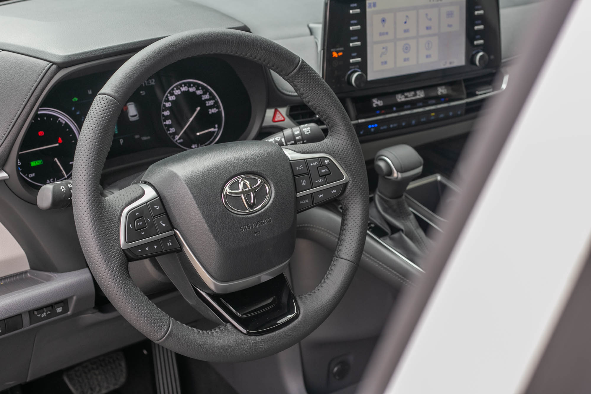 真皮方向盤附四向調整功能,鉑金版更為電動調整機制。