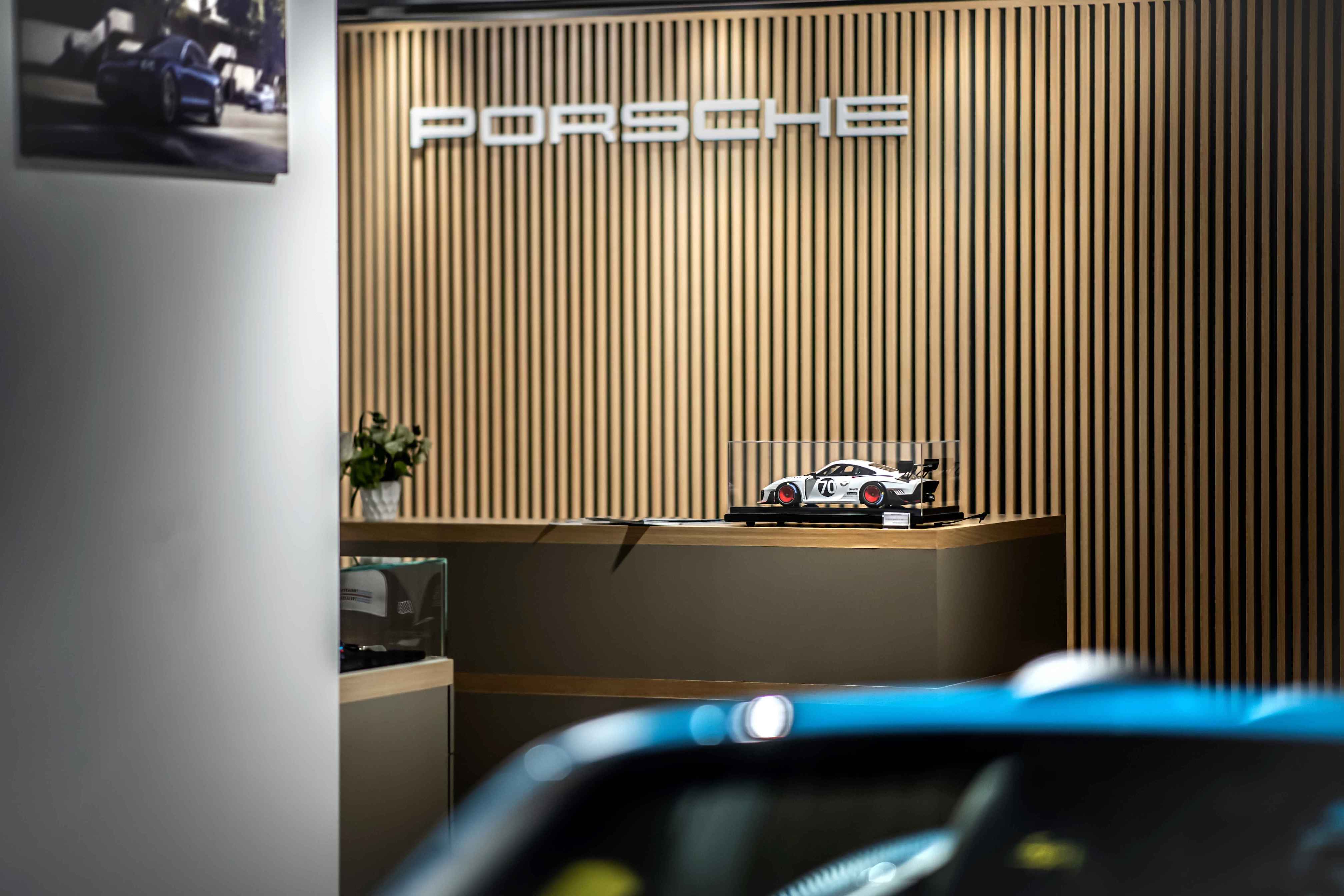 Porsche NOW 全新型態概念店專屬規劃的 VIP Lounge 提供優雅隱密的鑑賞空間。
