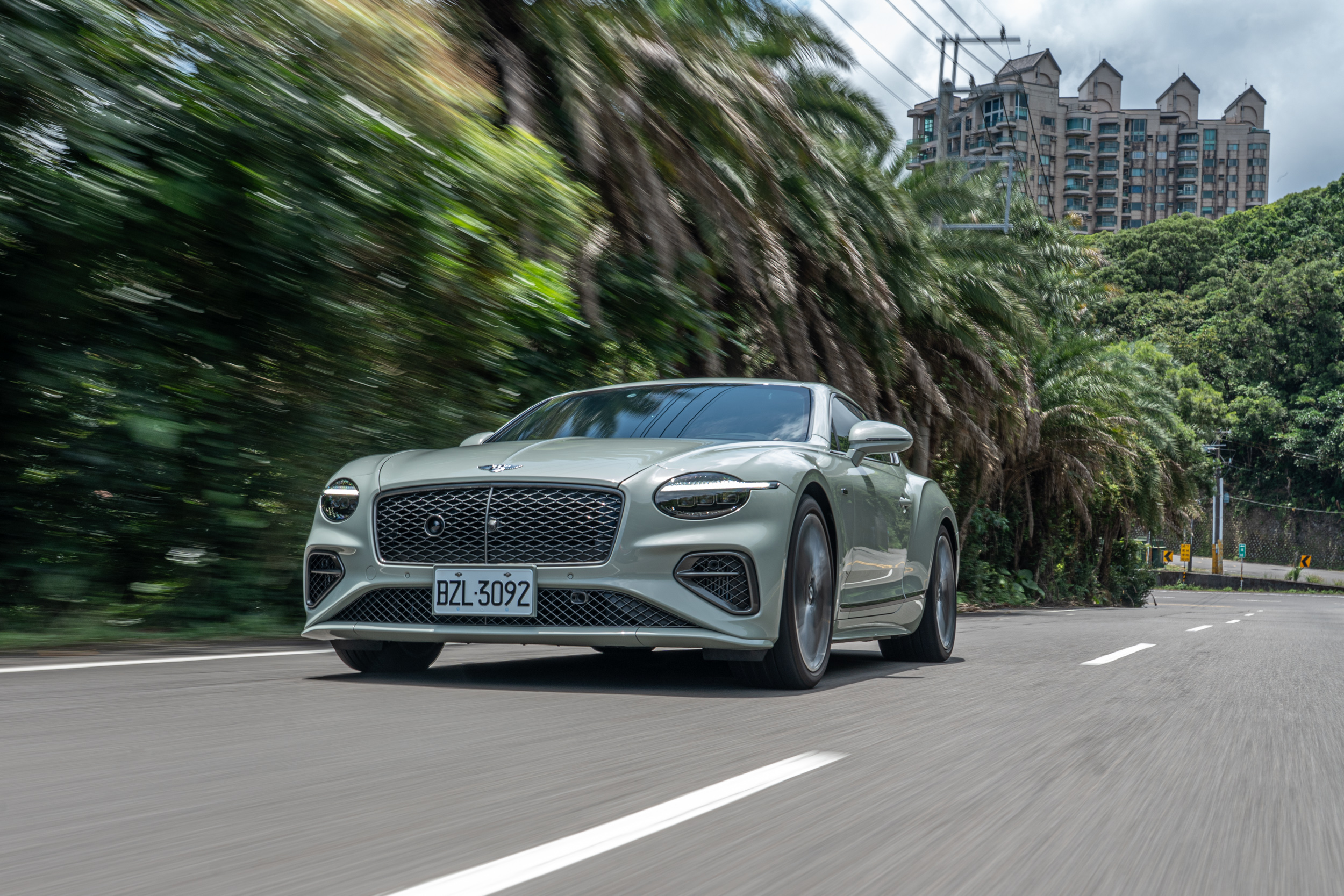 此世代 Bentley Continental GT Speed 僅需 3.2 秒就可完成 0-100km/h 加速，極速更可上探335km/h。