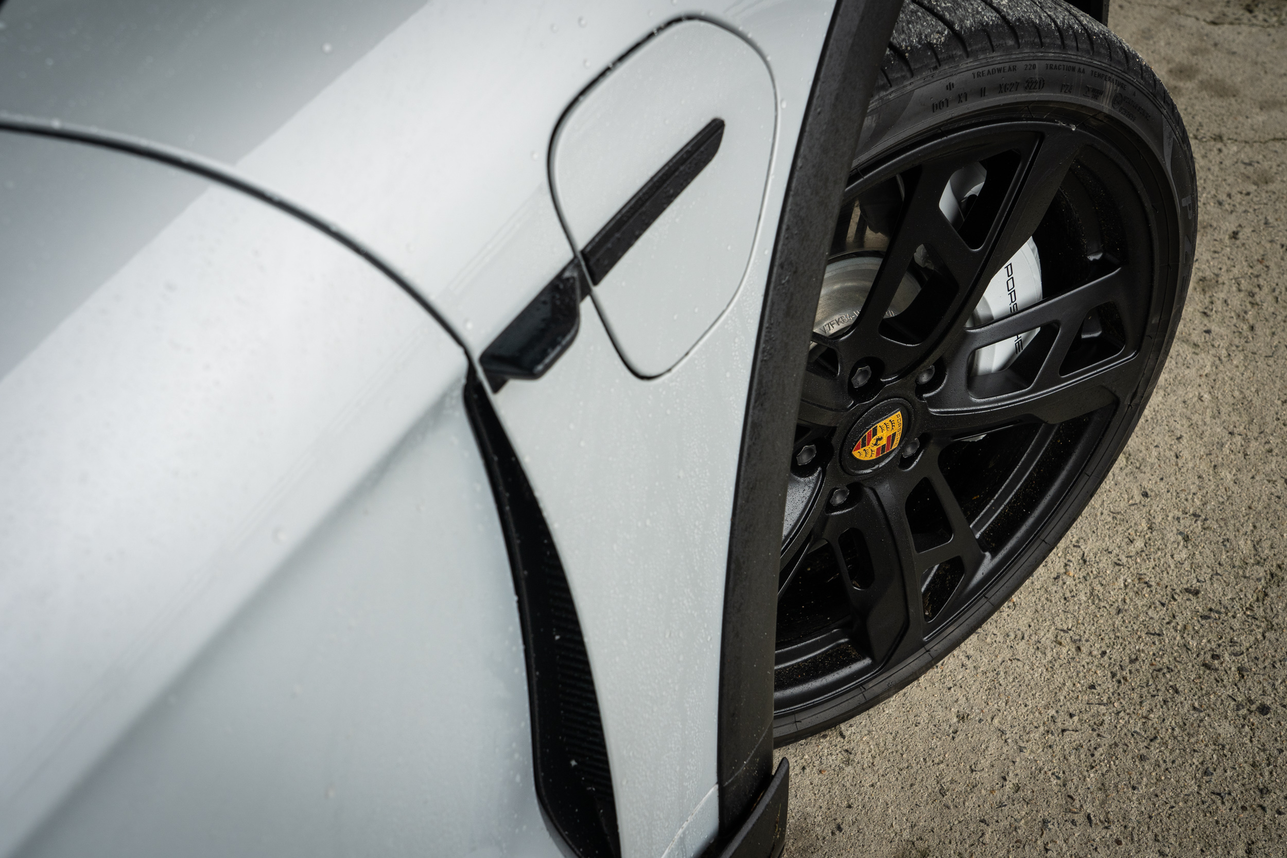 標配 19 吋輪圈,試駕車款選配至 21 吋規格。