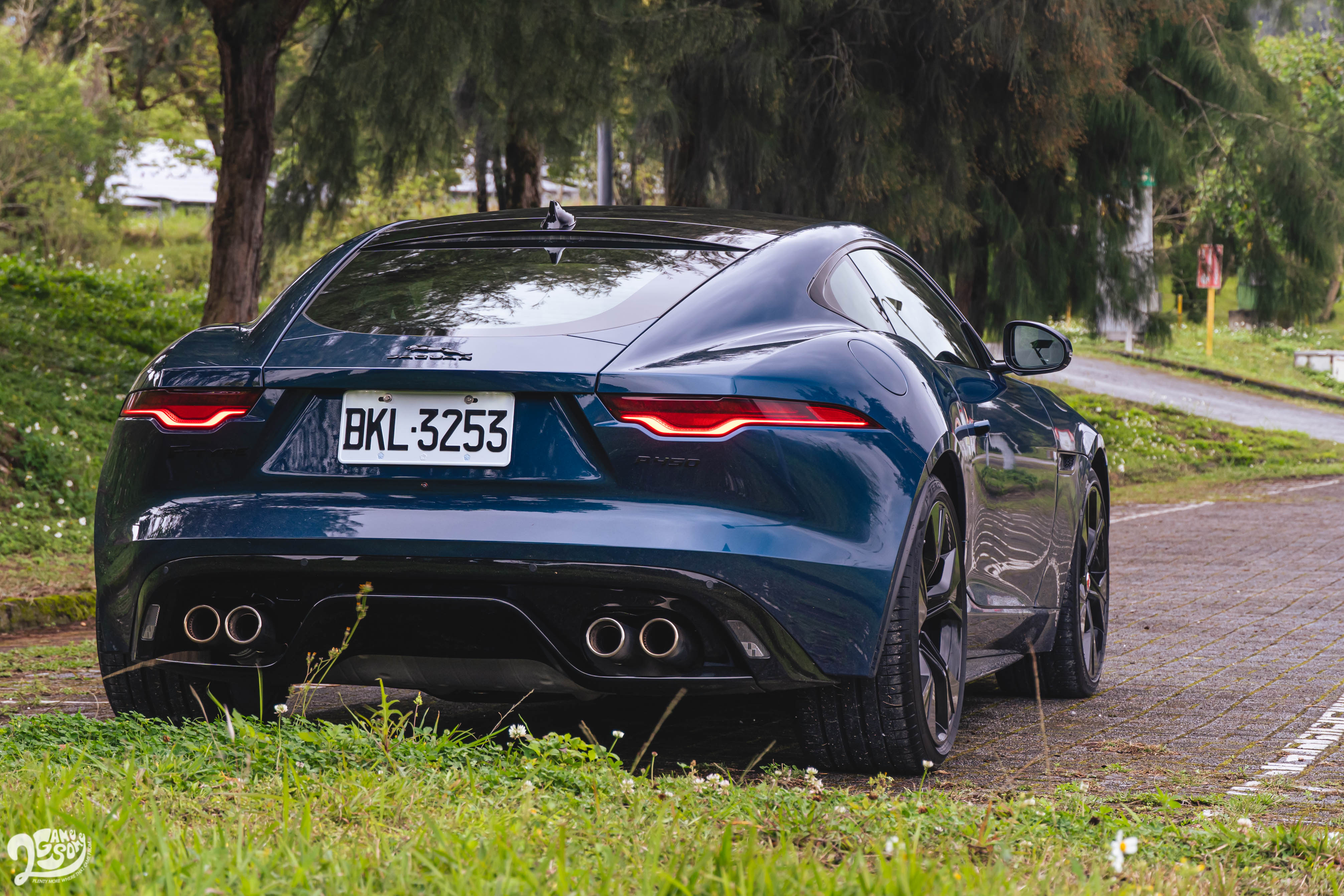 試駕車選配黑色外觀套件,包含黑色窗框、水箱護罩、黑色廠徽與車型牌,以及車側通風孔。