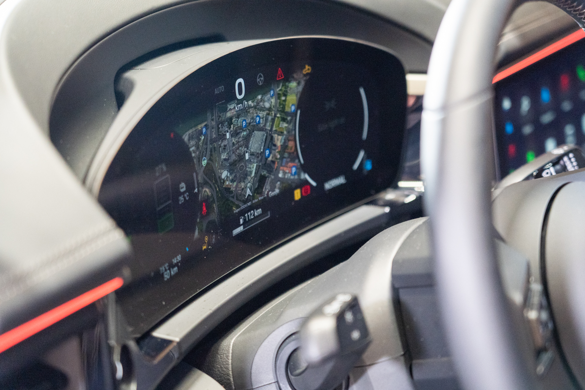 駕駛眼前儀表板為12.6吋曲面螢幕。