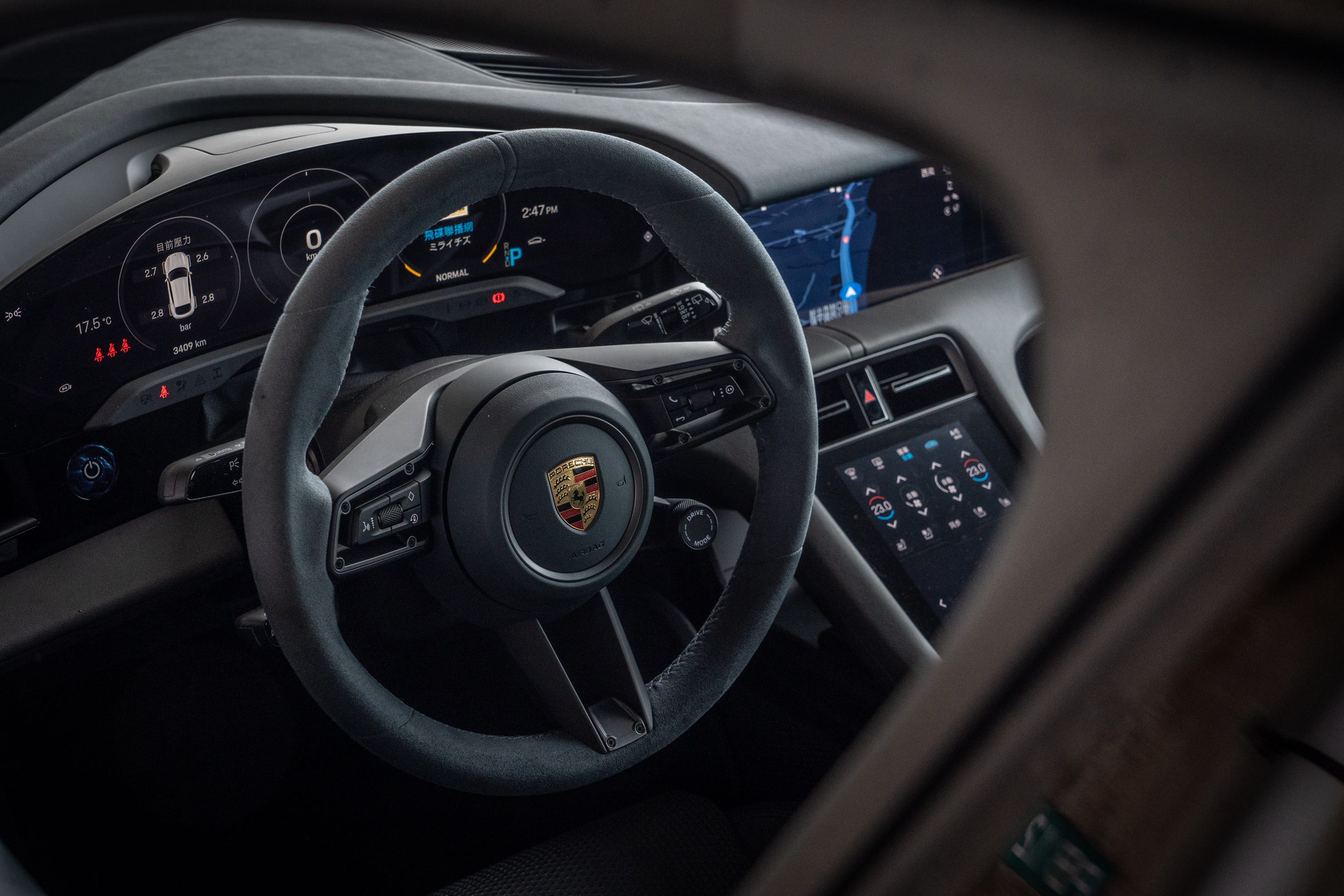 真皮包覆多功能方向盤為標準配備。